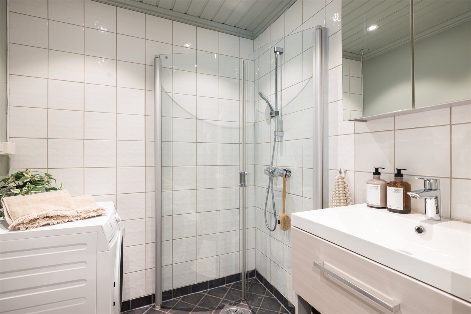 Baderomsinnredningen ble oppgradert i 2022. Her finner du også opplegg for vaskemaskin (2023). Galleribilde