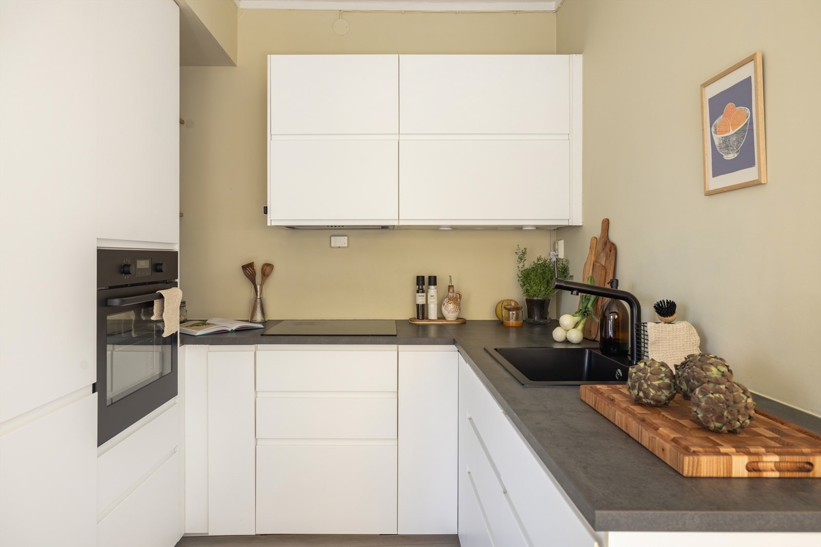 En moderne og hyggelig leilighet med fin beliggenhet i populære Benneches gate. Galleribilde