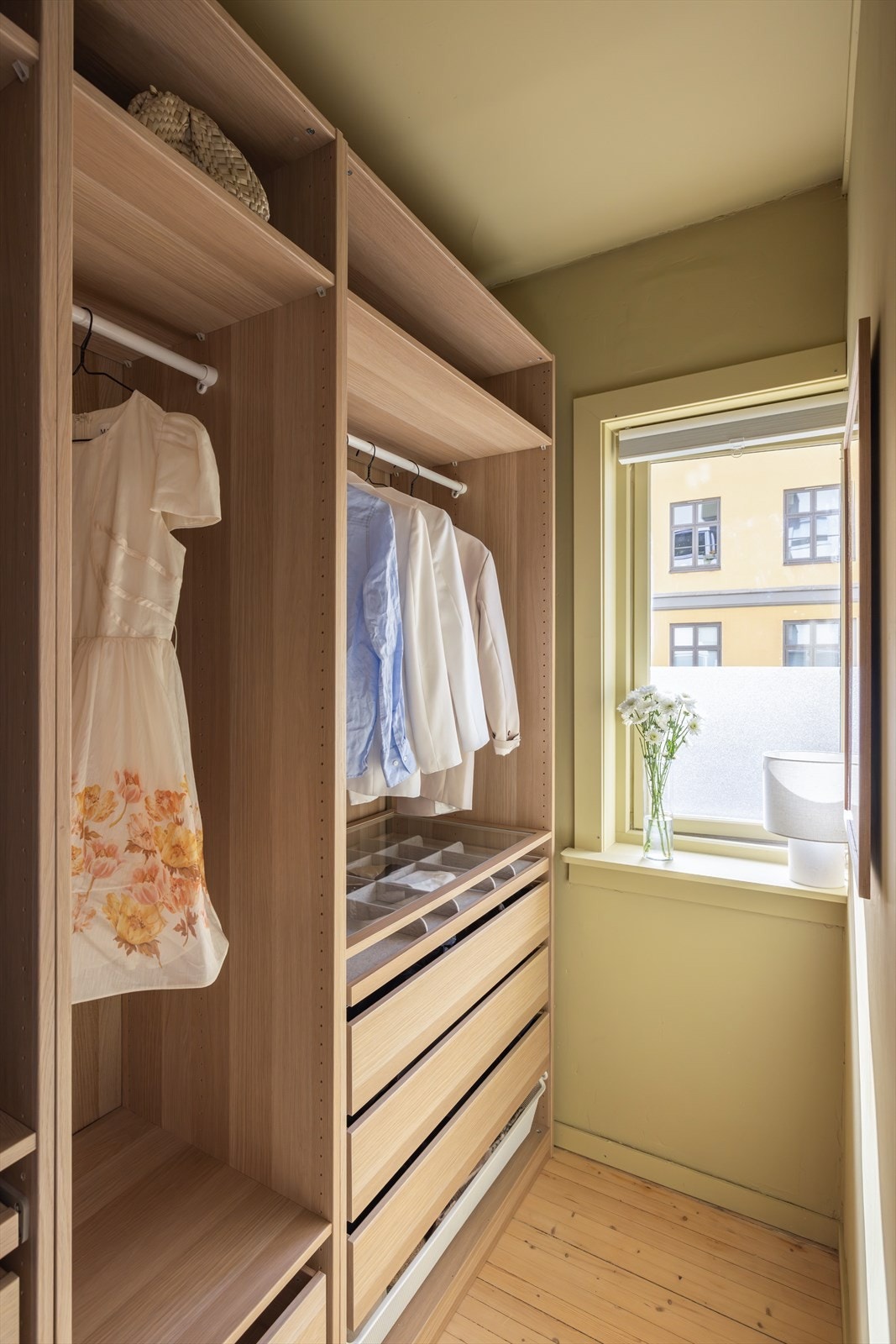 Soverommet er malt i en lun og behagelig fargetone. Galleribilde