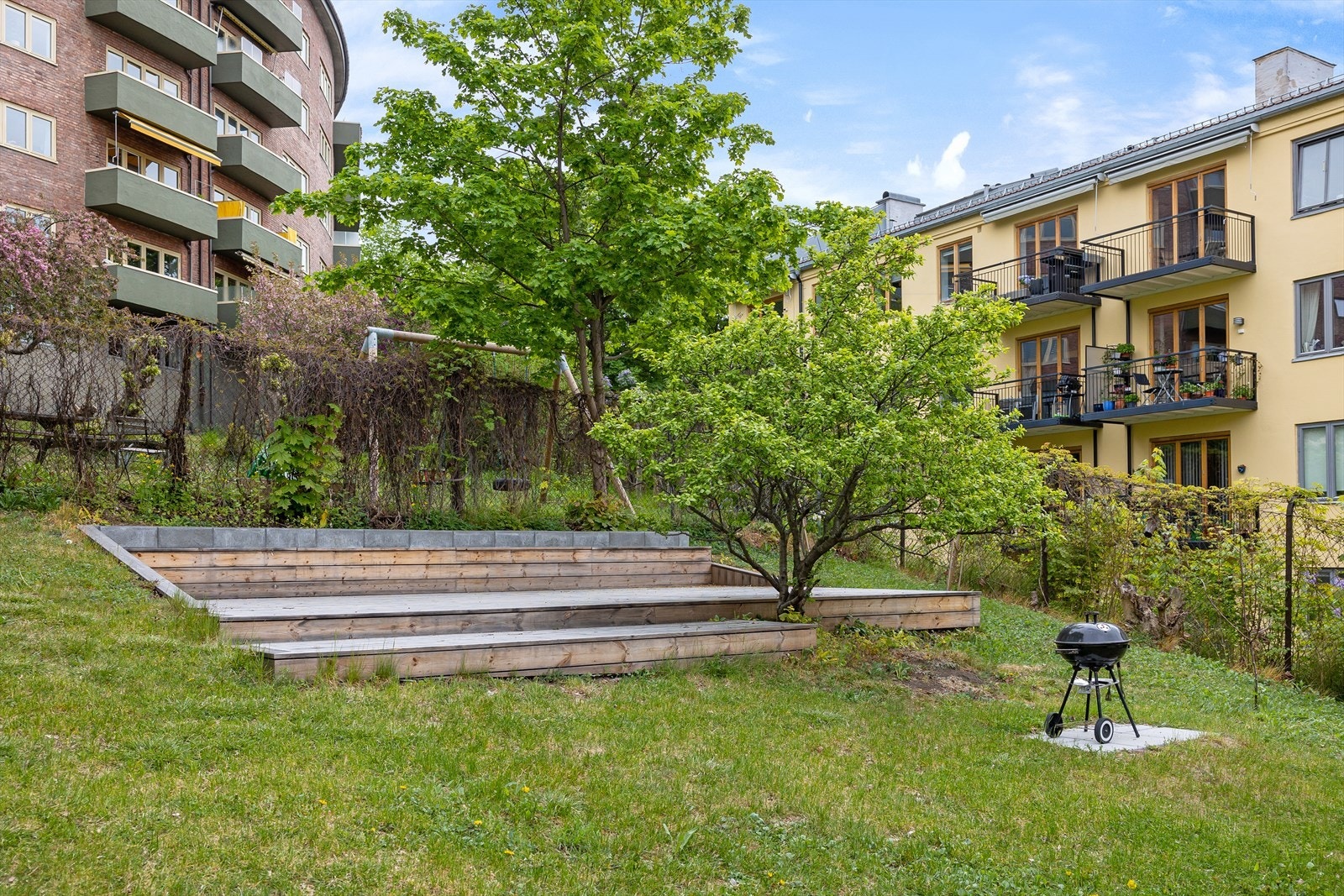 Bakgården er stor og solrik, med noen trær til å gi skygge. Galleribilde
