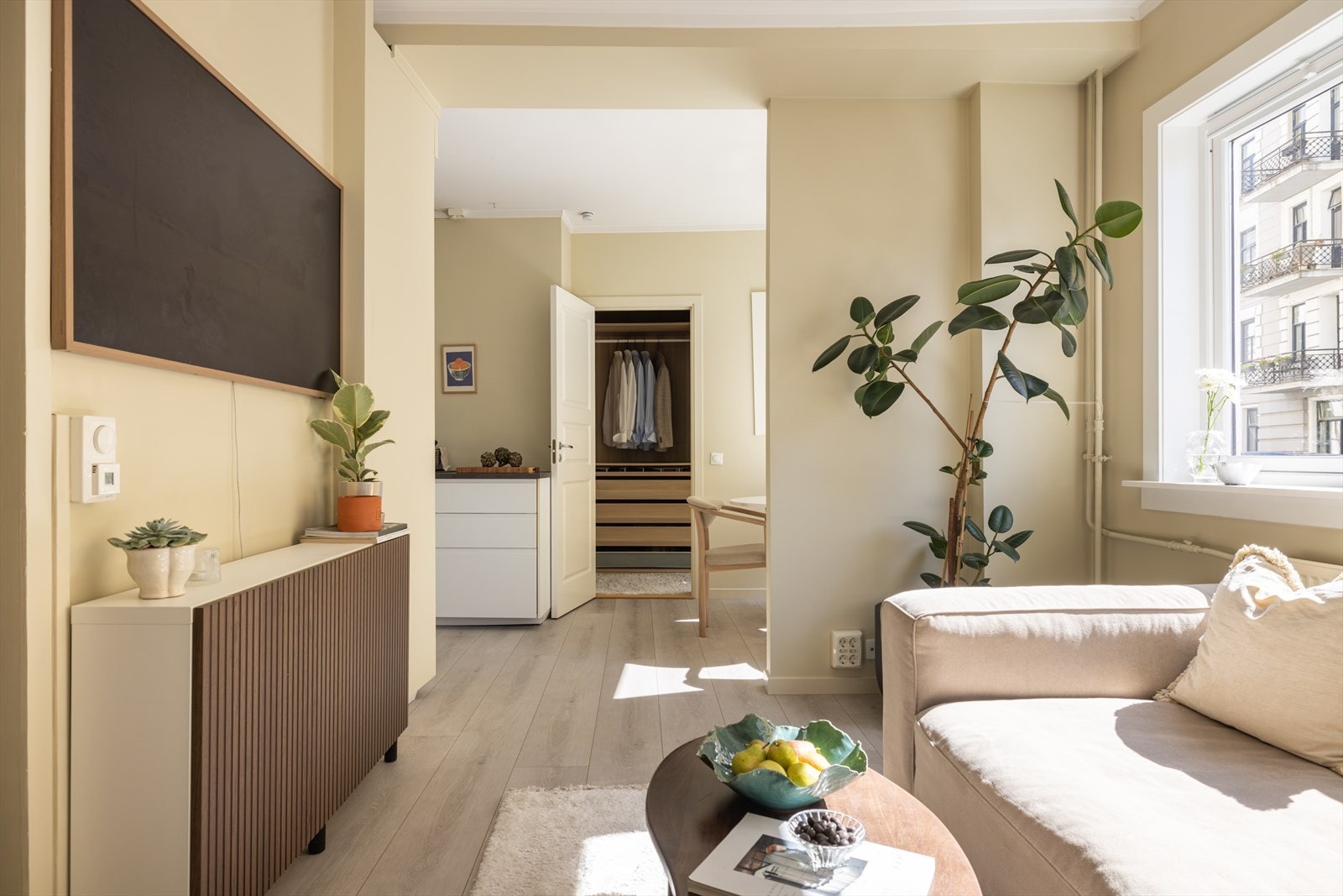 I stuen, entréen og på kjøkkenet er det varmefolie i gulv. Galleribilde