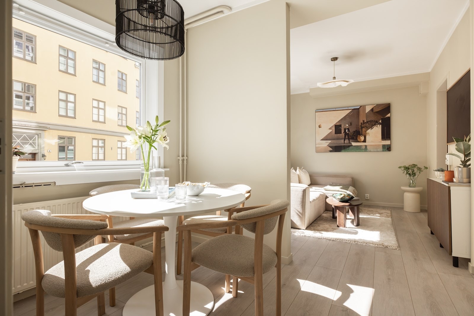 Kjøkken og spiseplassen er i delvis åpen løsning. Galleribilde