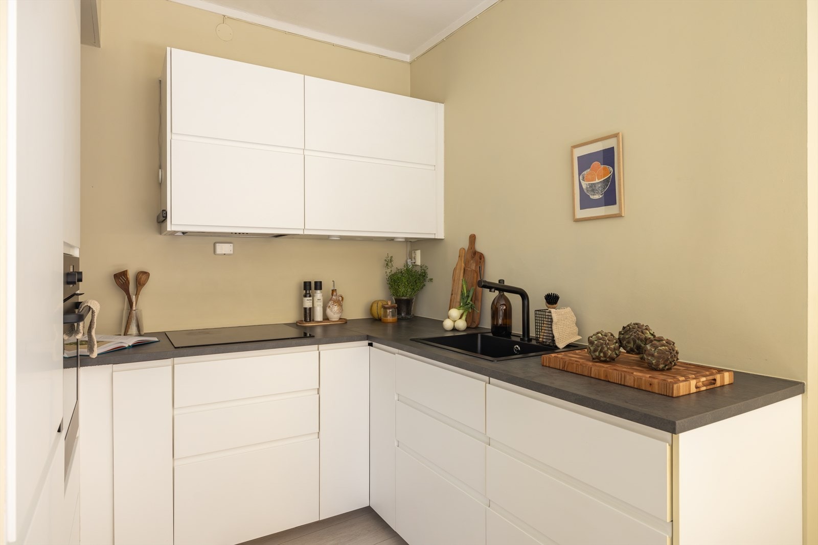 Stilrent kjøkken fra 2018 med glatte fronter, laminat benkeplate. Godt med lagringsplass i skuffer og skap. Galleribilde