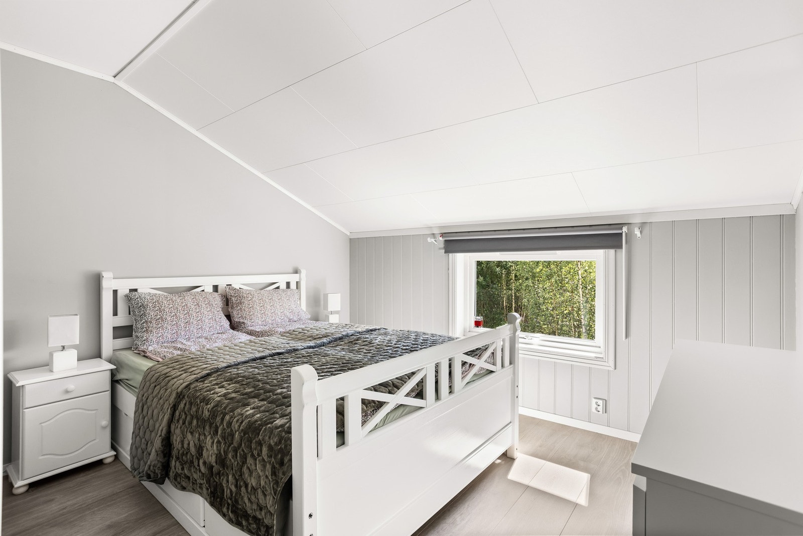 Hovedsoverommet har en behagelig atmosfære, malt i en delikat lysegrå farge med hvit himling og skråtak. Galleribilde