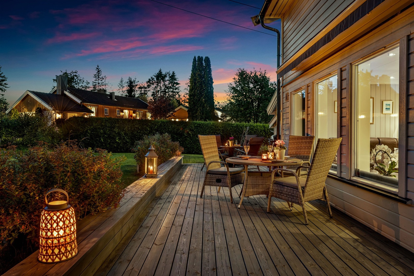 I hagen finner man hyggelige uteplasser, beplantning og plen som innbyr til avslapning og hygge i grønne omgivelser. Galleribilde