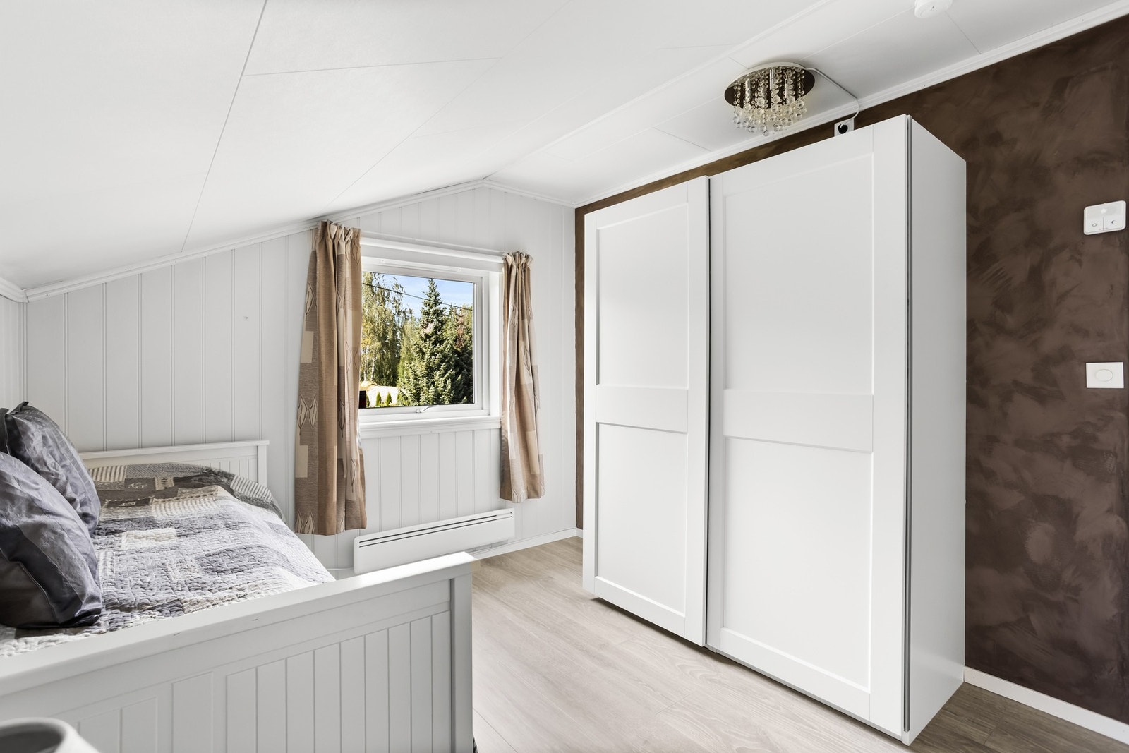 Den ene veggen er malt i en flott dyp brunfarge som gir rommet karakter og god romfølelse. Galleribilde