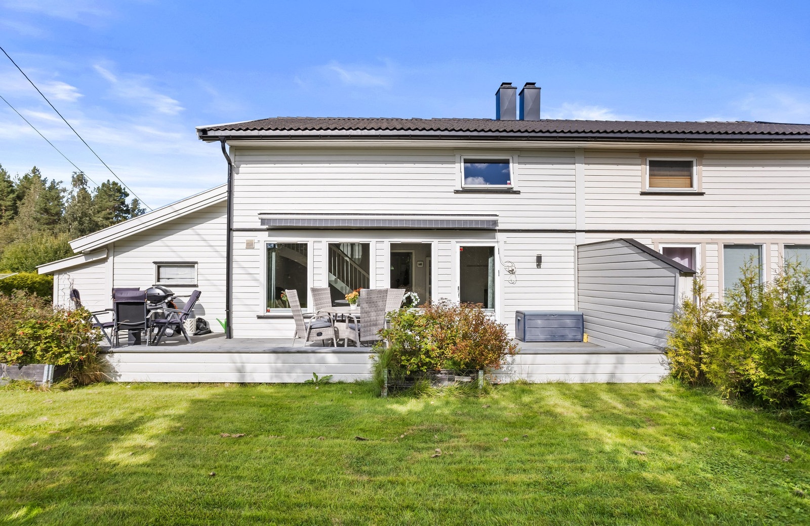 Skjermet uteplass og hage - perfekt for både hverdag og hygge. Galleribilde