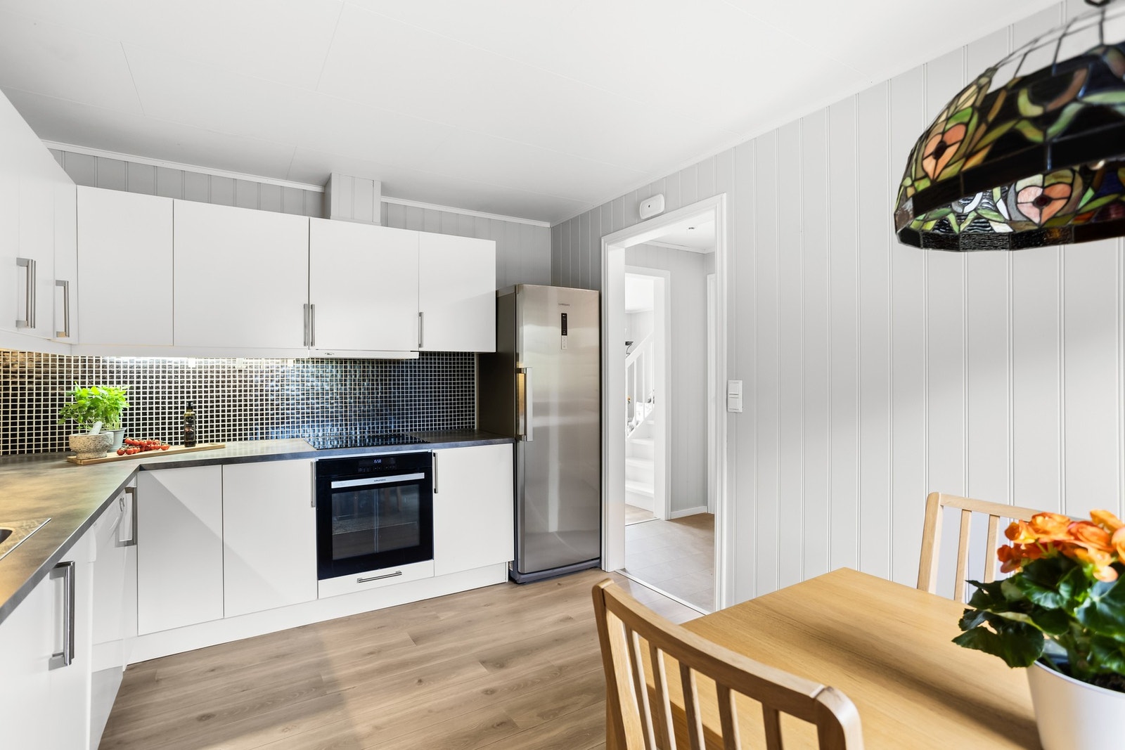 Over benken er det stilige fliser som beskytter mot søl, samt benkebelysning. Galleribilde