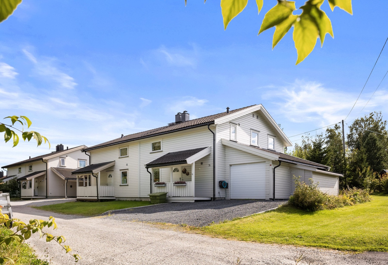 På gårdsplassen er det godt med biloppstillingsplasser, noe som gjør det praktisk både til hverdags og når du har besøk. Galleribilde