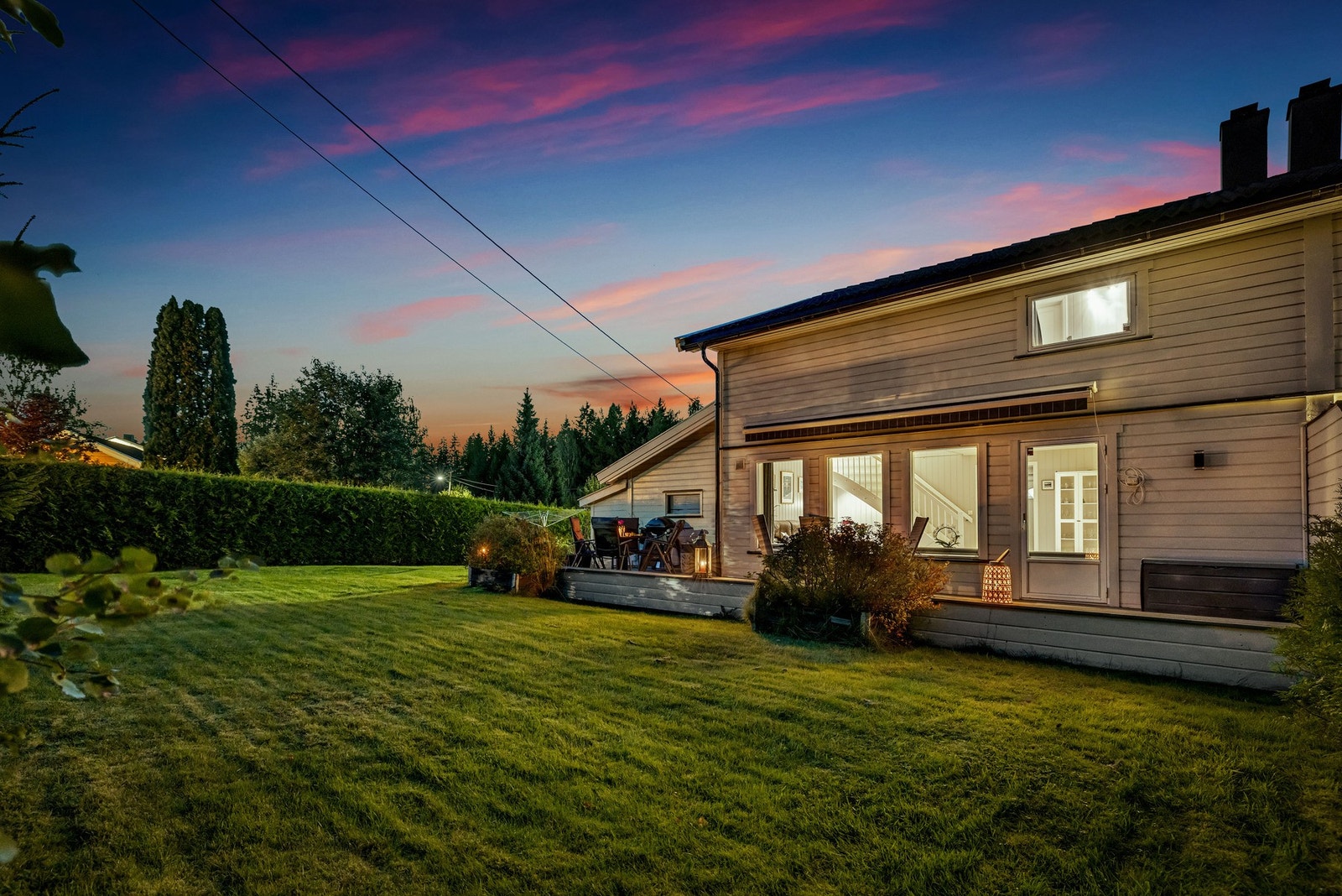 Velkommen til en attraktiv og moderne halvpart av tomannsbolig over to plan, med gjennomtenkt planløsning og en særdeles god beliggenhet på populære Aurskog. Galleribilde