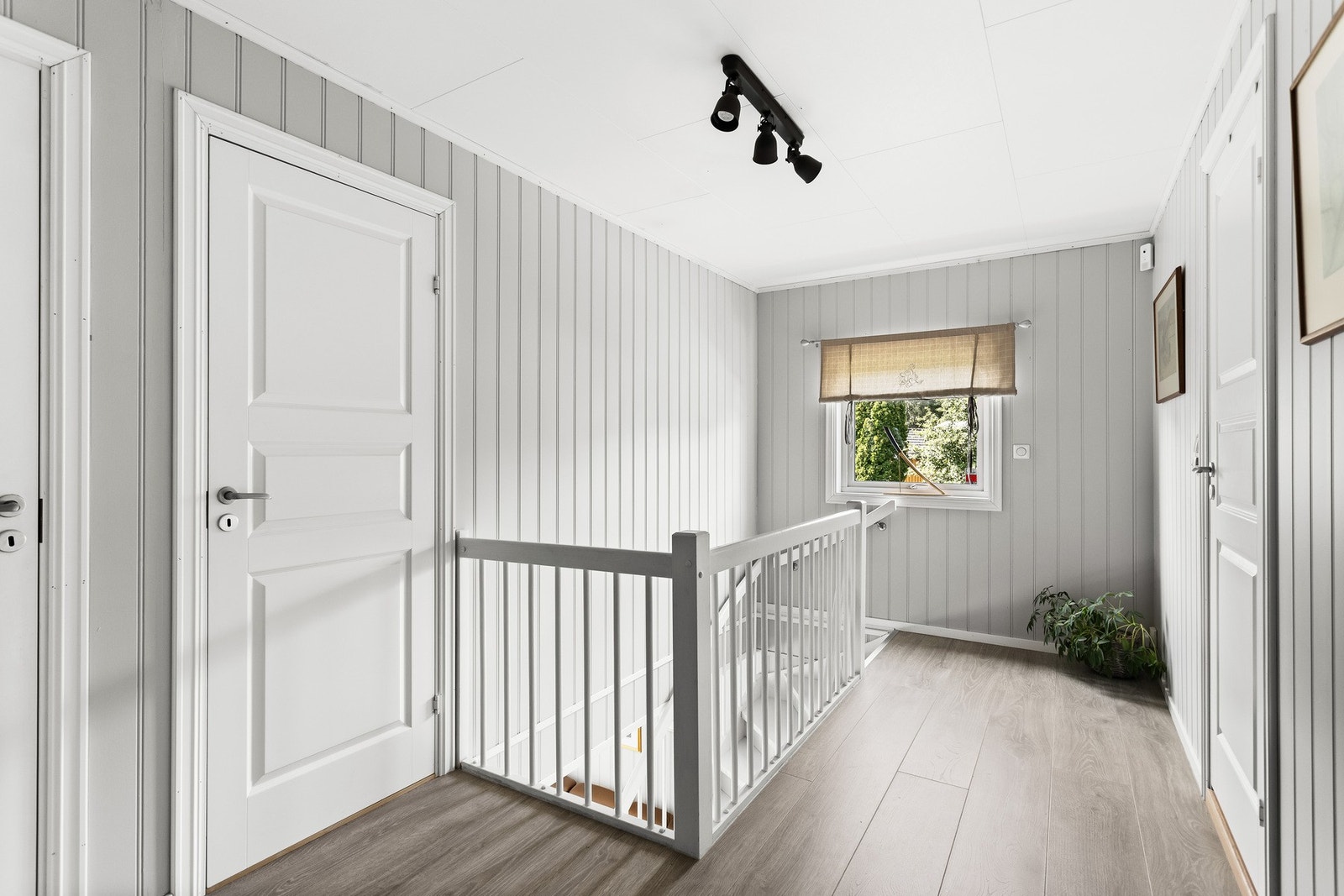 Etasjen byr på en gjennomtenkt og familievennlig planløsning med tre gode soverom, bundet sammen av en lys og trivelig gang. Galleribilde