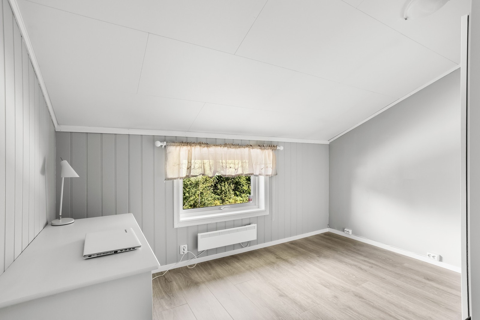 Det tredje soverommet er malt i en flott gråfarge som er en flott kontrast til den hvite himlingen. Galleribilde