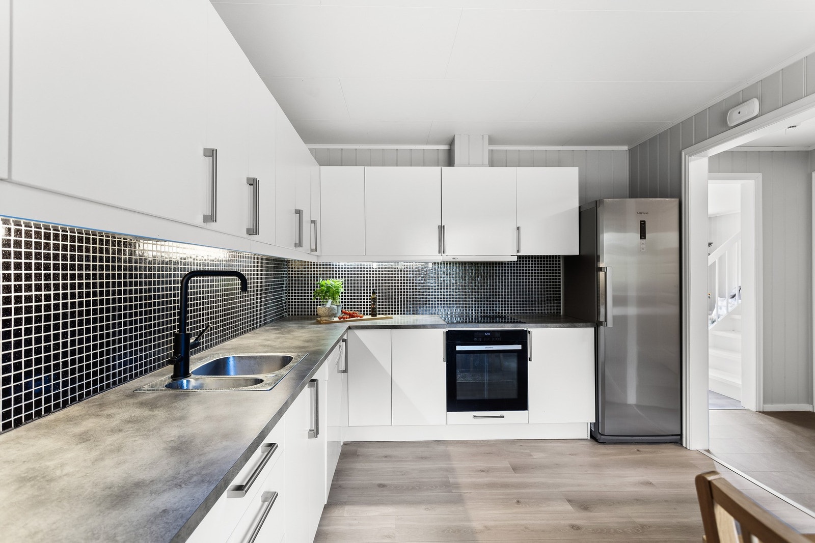 Hvitevarer som komfyr, avtrekksvifte, platetopp, oppvaskmaskin og kjøleskap følger med handelen. Galleribilde