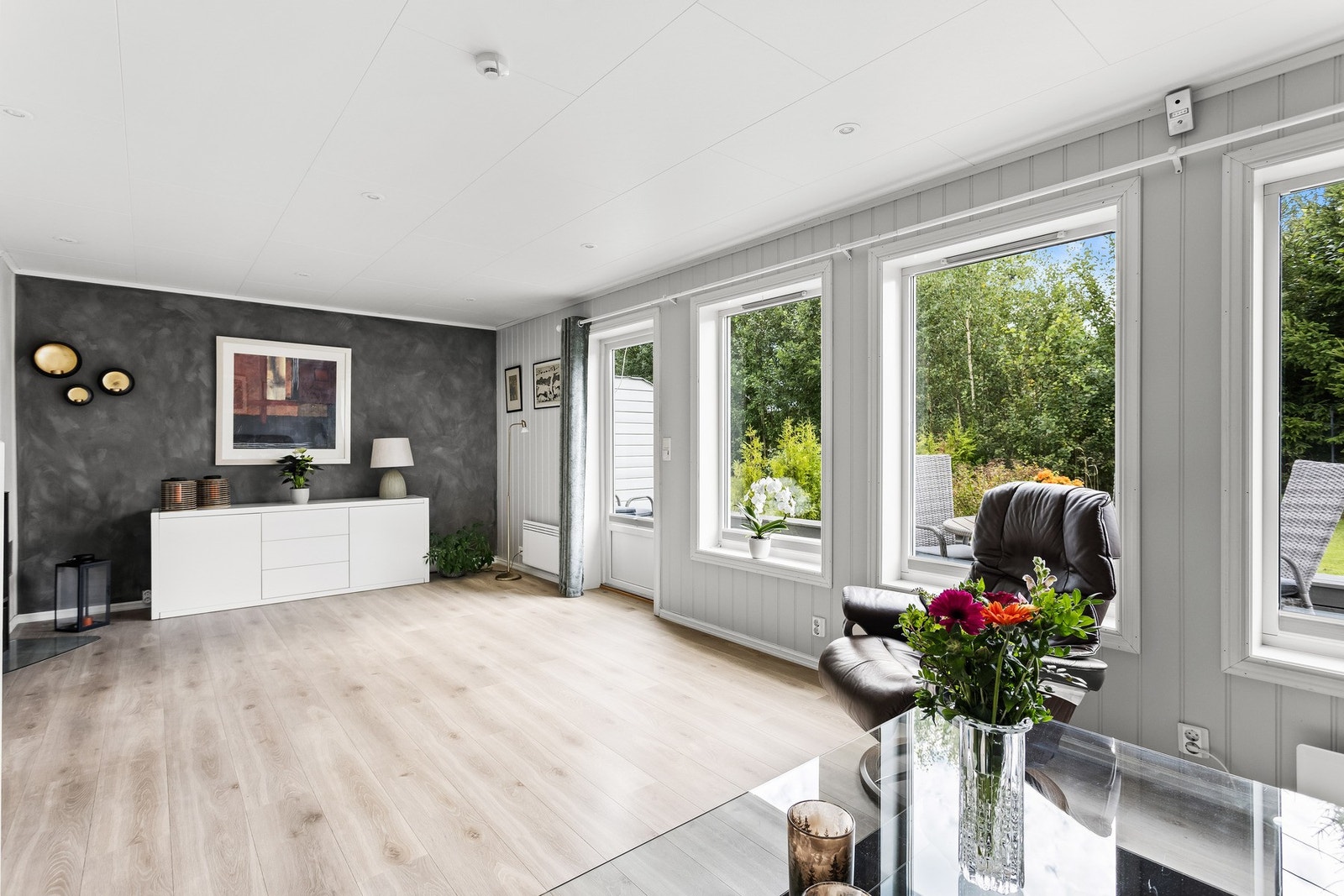 Den ene stuedelen er ypperlig for sofamøblement, mens det øvrige arealet kan brukes som spisestue. Galleribilde