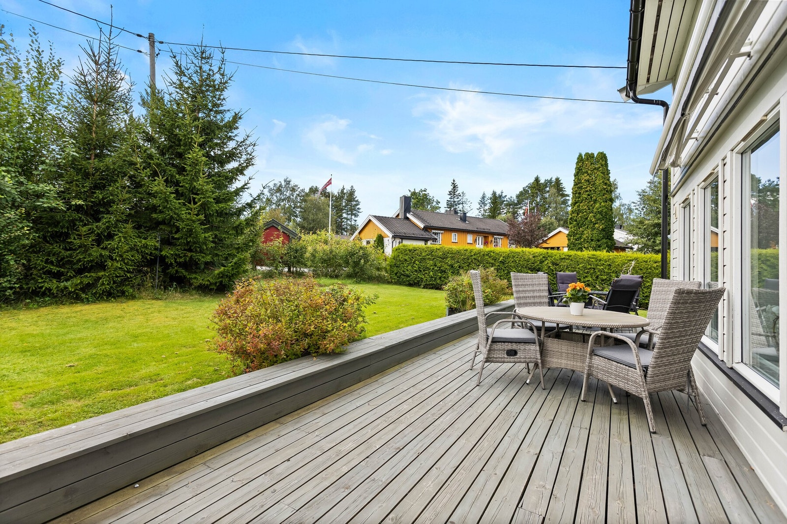 Her kan du nyte late sommerdager, invitere til grillkveld eller bare slappe av med kaffekoppen i fredelige omgivelser. Galleribilde