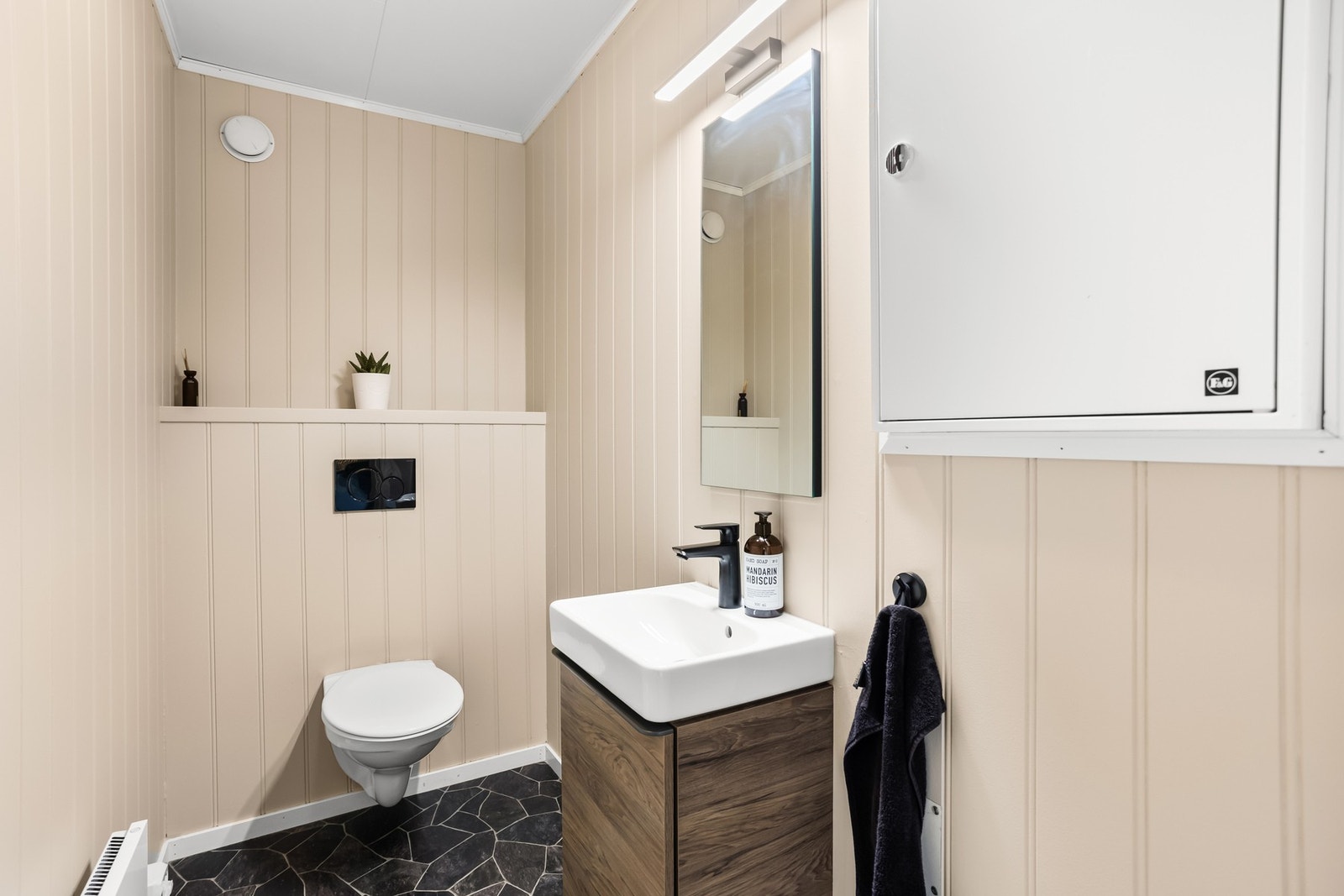 Pent toalettrom fra 2006 med moderne innredning og blandebatteri fra 2023. Galleribilde