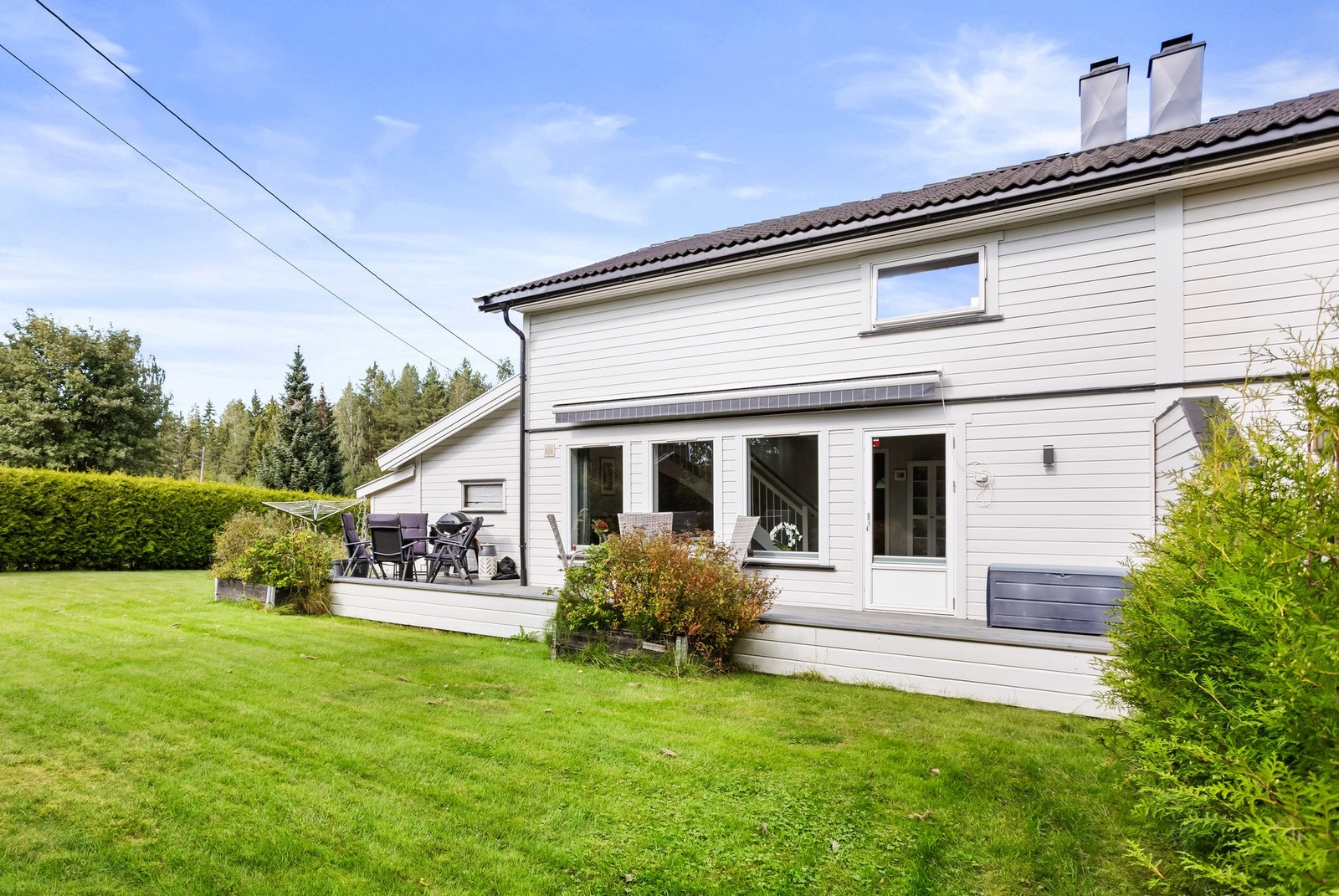 Den skjermede beliggenheten gir både ro og privatliv - en herlig forlengelse av stua i den varme årstiden. Galleribilde