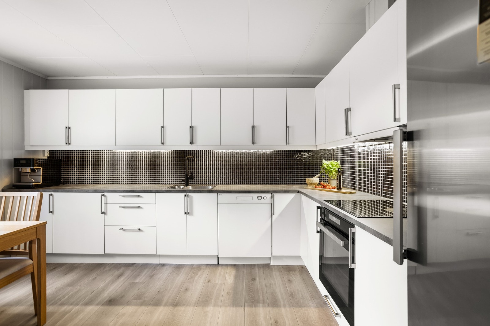 Lys og tidløs kjøkkeninnredning fra byggeåret 2006. Galleribilde