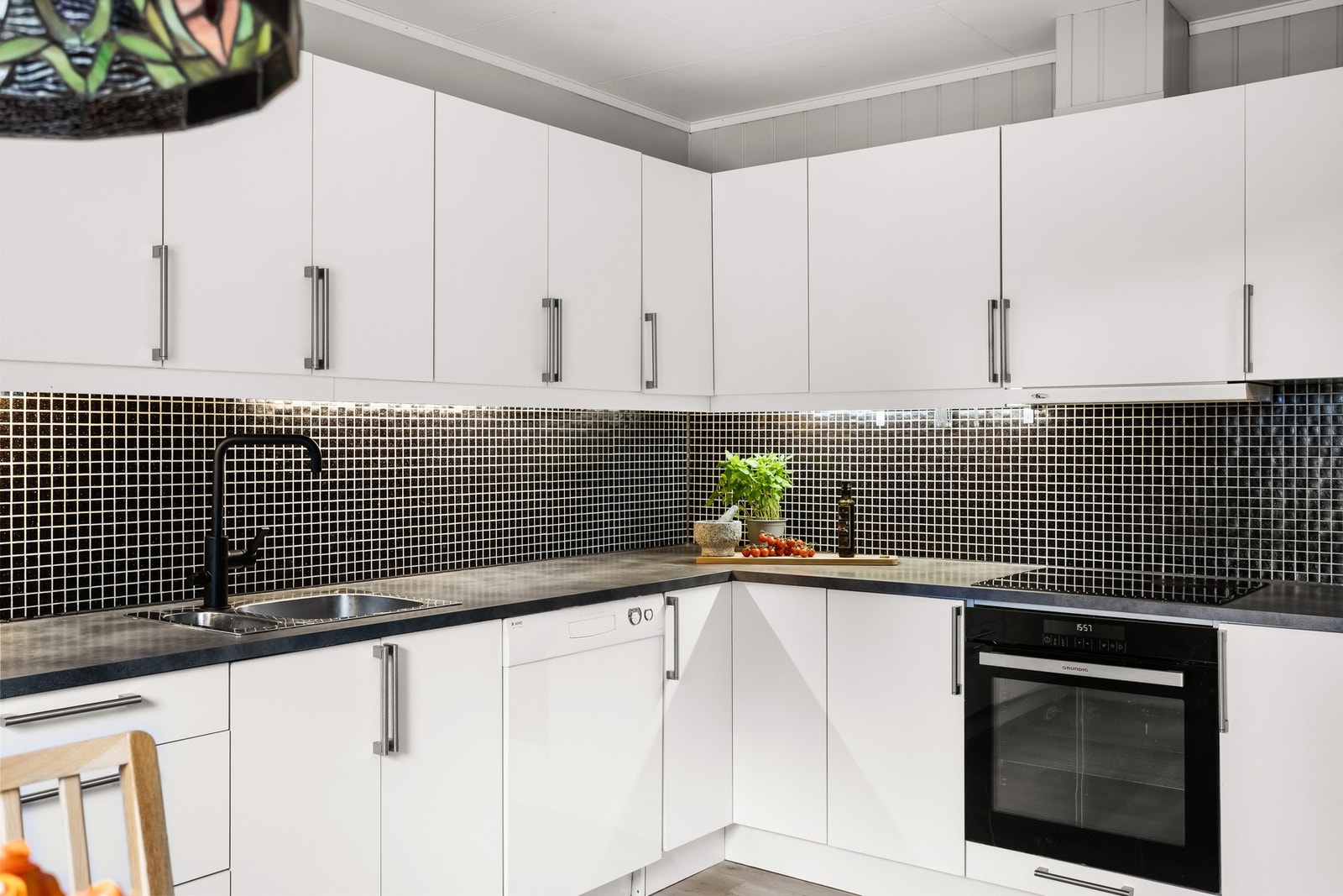 Gode benkeflater, skap og skuffer som gir gode arbeidsflater samt godt med lagringsplass. Galleribilde