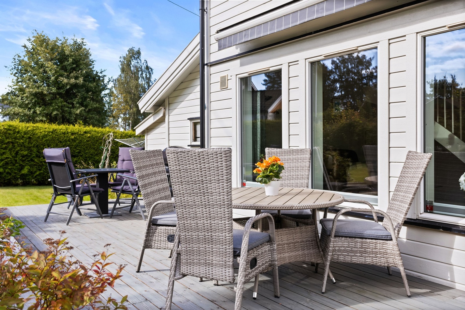 Boligen har en fin hage og en stor, solrik markterrasse på hele 33 m². Galleribilde