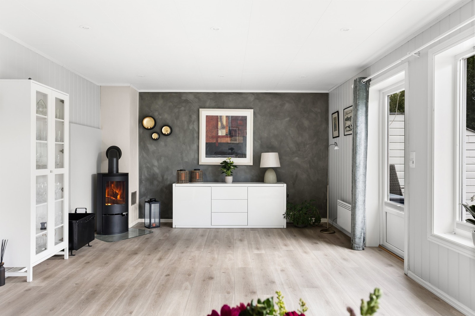 Stuen er et trivelig samlingssted med varme og hygge fra peisovn. Galleribilde