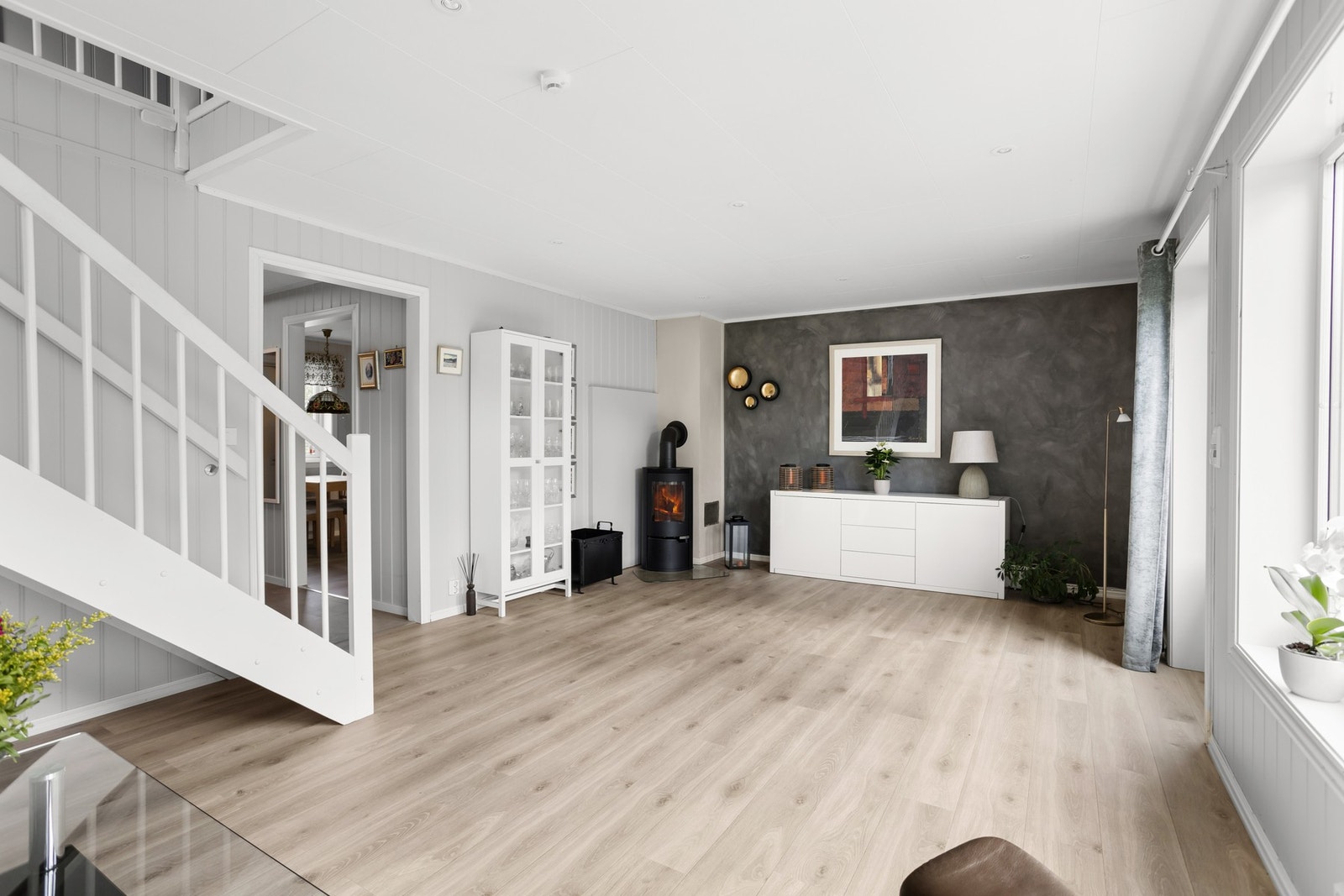 Stuen lar seg enkelt inndele i ulike sosiale soner og byr på flere møbleringsmuligheter. Galleribilde