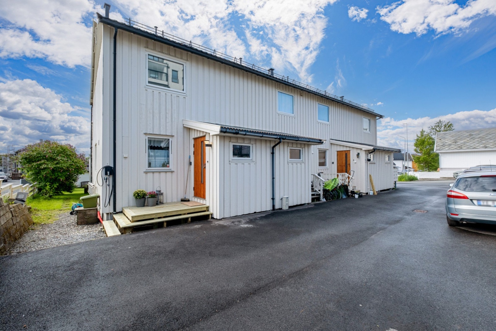 Parkering rett ved inngangsparti. Elbil lader følger med. Galleribilde