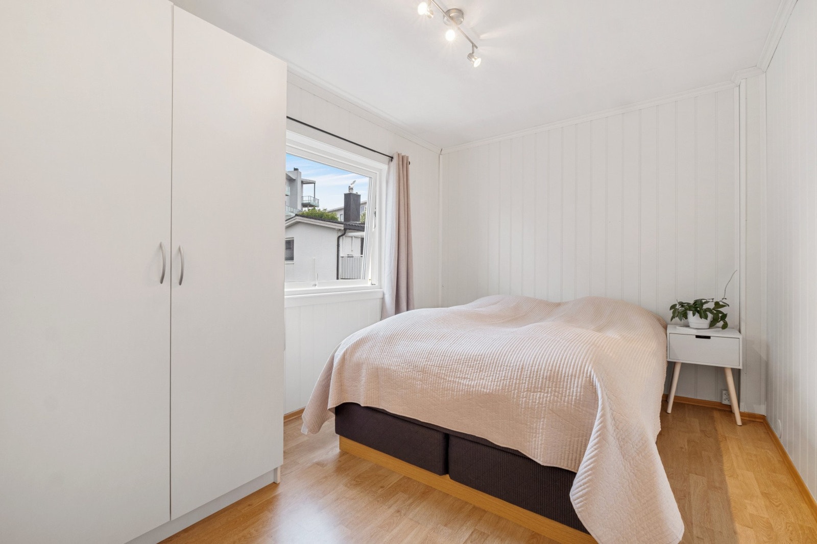 Det er 3 soverom i 2.etasje. Galleribilde