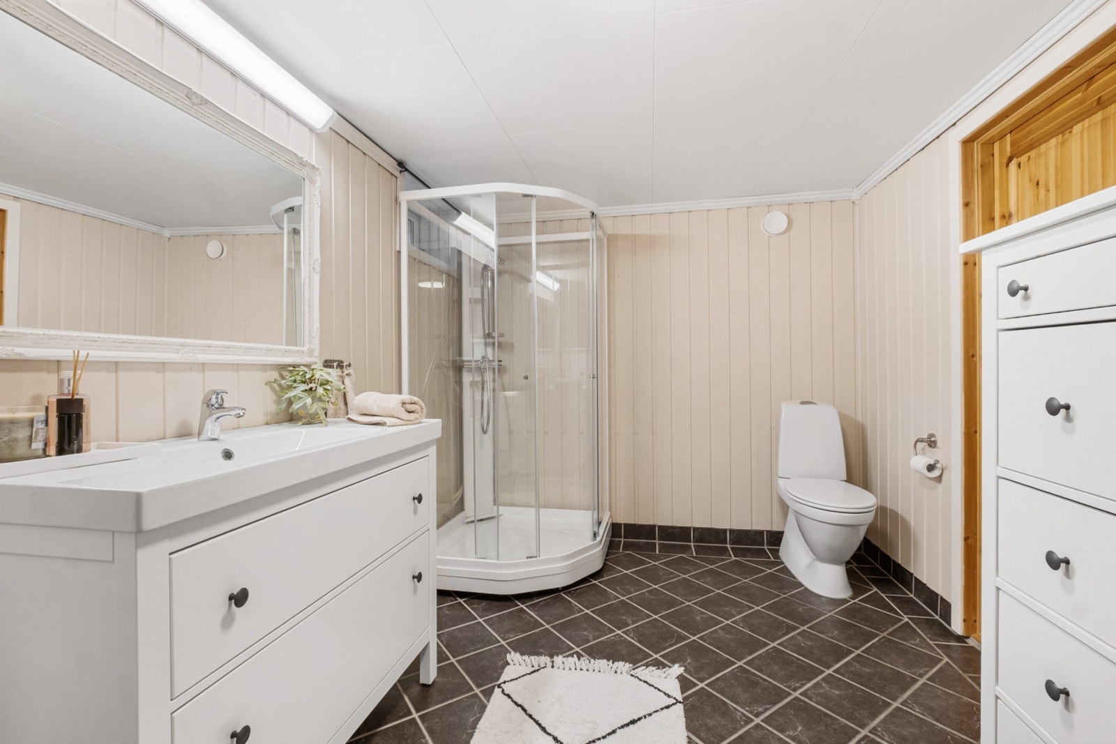 Dette badet befinner seg i kjeller. Galleribilde