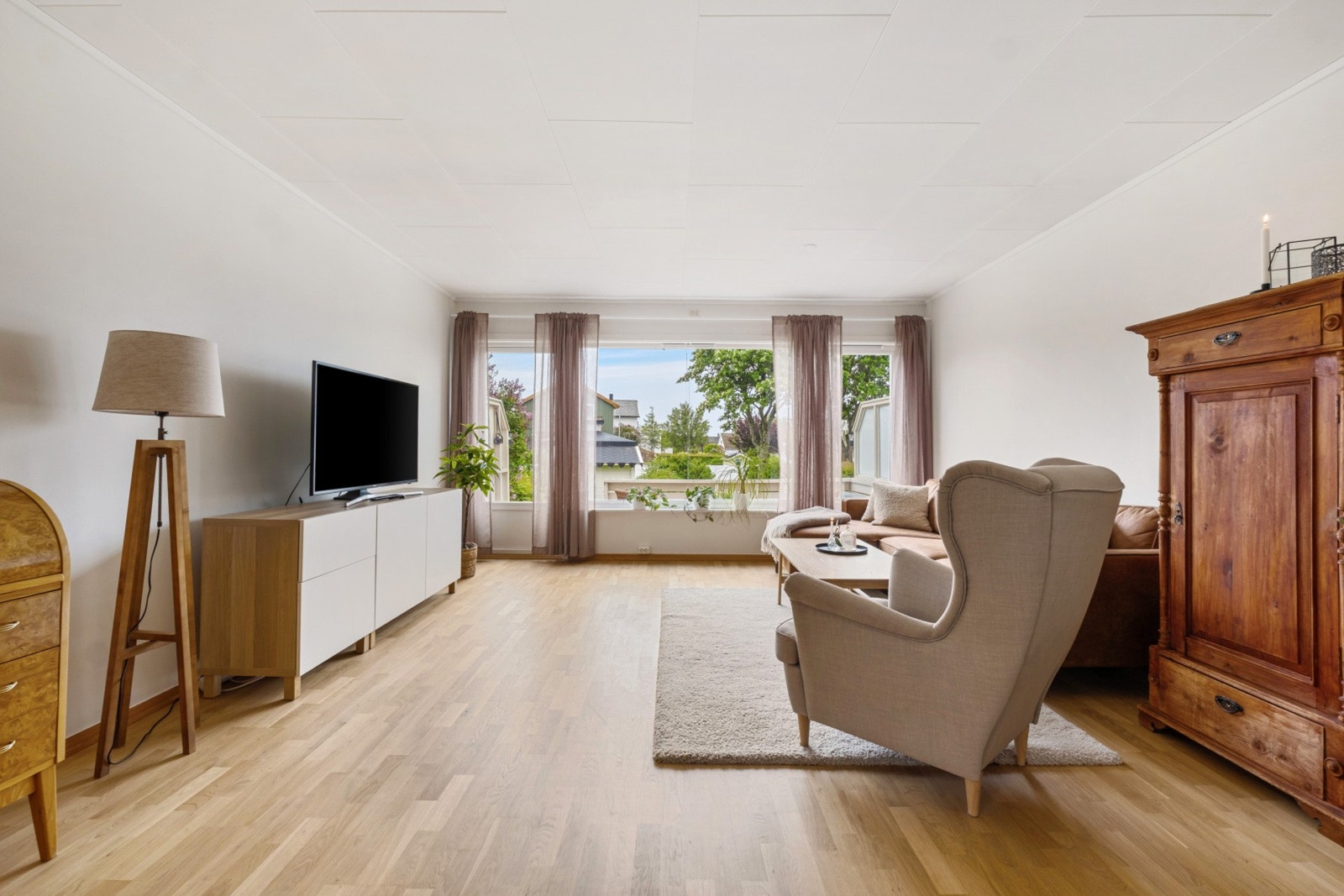 Store vindusflater gir rikelig med naturlig lys til stue og kjøkken. Galleribilde