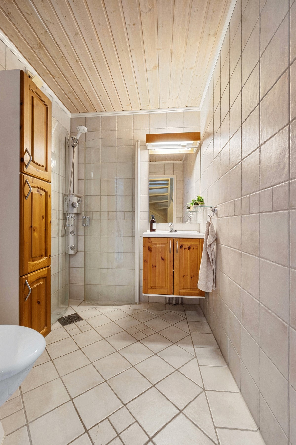 Badet ligger i 2.etasje i tilknytning til 3 soverom. Galleribilde