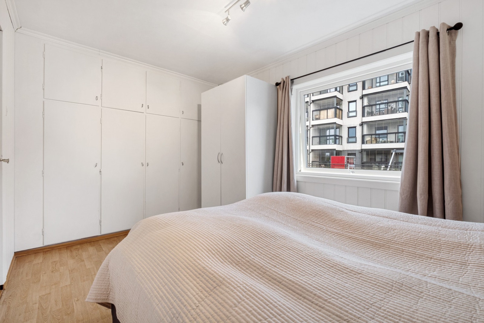 Her er det god plass til klær i plassbygde skap. Galleribilde