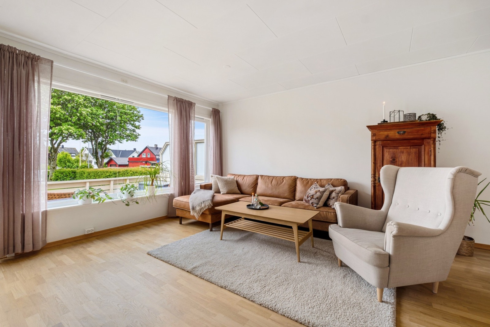 Utgang til stor terrasse og flott hage. Galleribilde