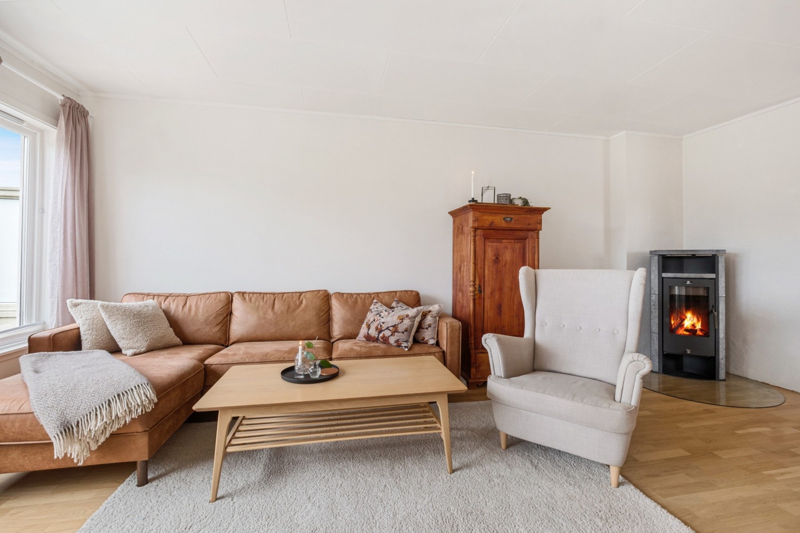 Det er satt inn vedovn for bruk på kalde vinterdager. Galleribilde