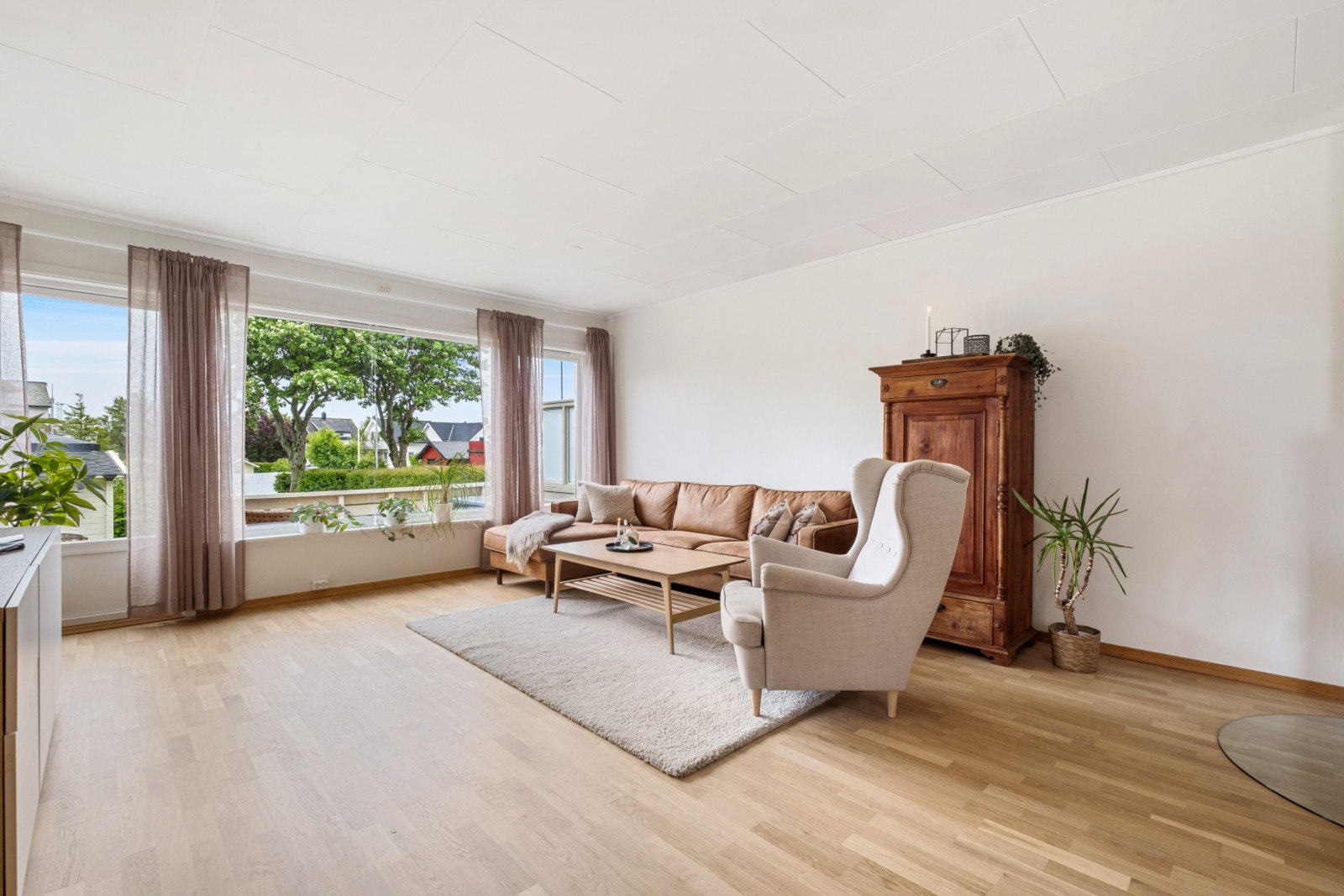 Romslig stue med utgang til terrasse og hage.. Galleribilde