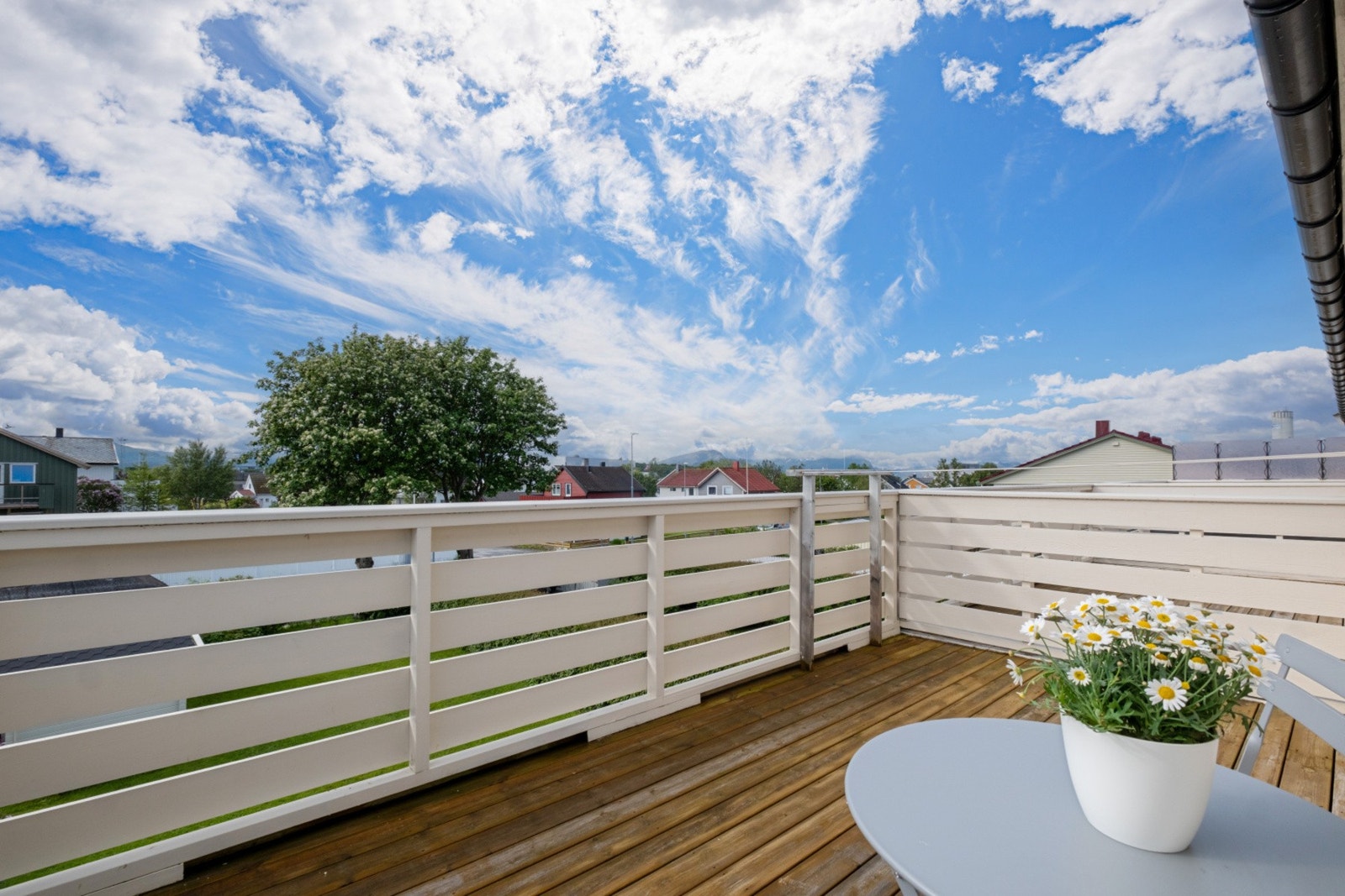 Fin utsikt mot Brøvasstindene og Sandhornøya. Galleribilde