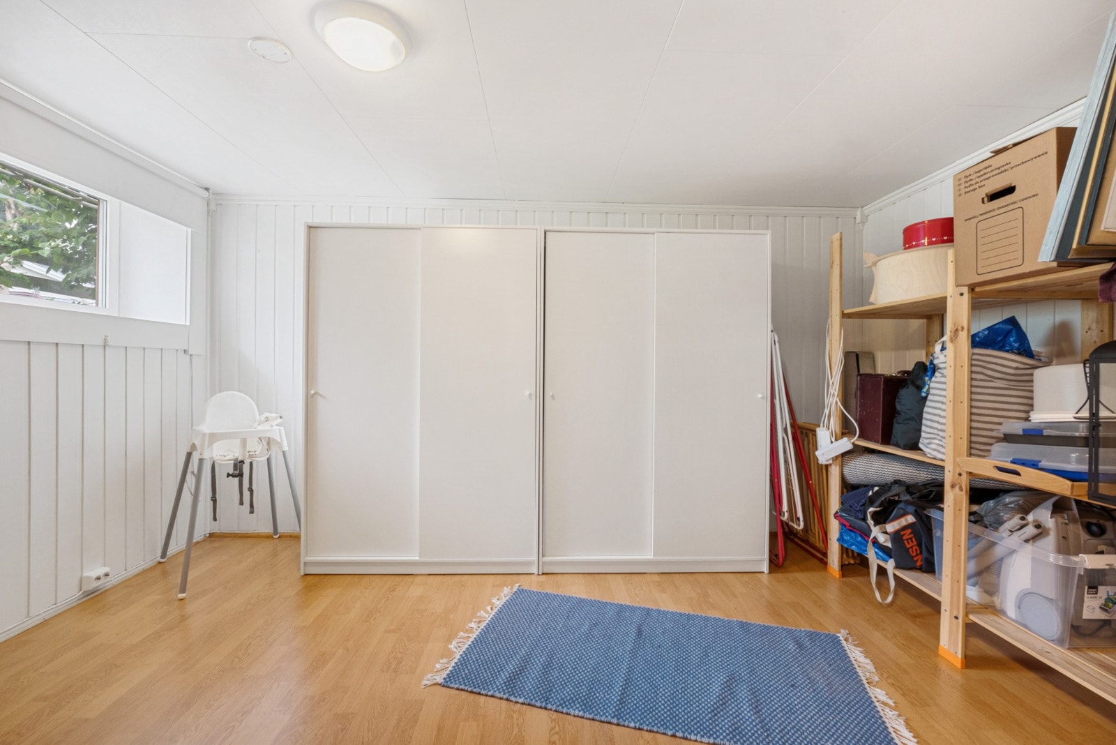 Stor kjellerbod med god oppbevaringsplass. Galleribilde