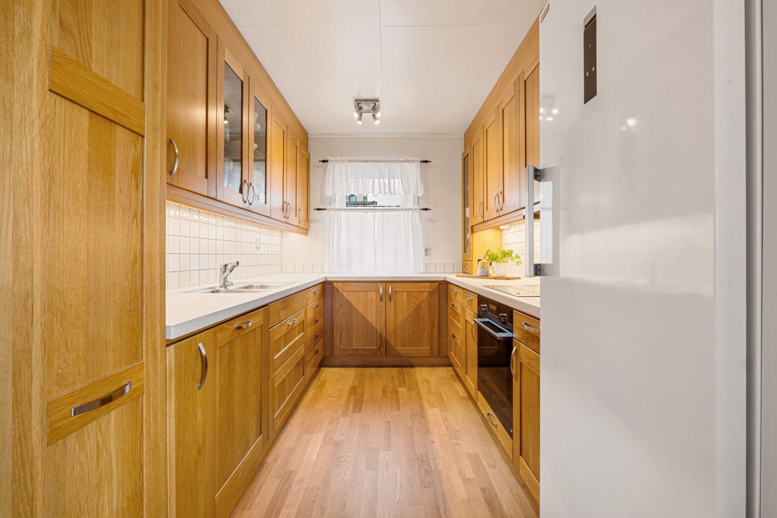 Pent kjøkken med eik innredning. Galleribilde