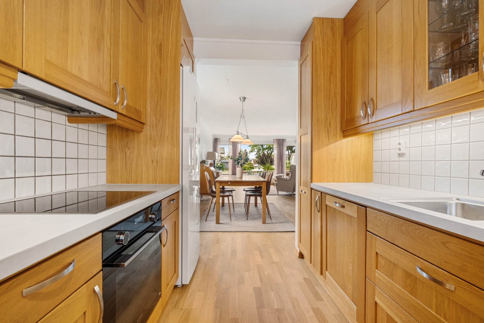 Kjøkkenet er normalt godt utnyttet med takhøye skap, skuffer og benkeplass. Galleribilde