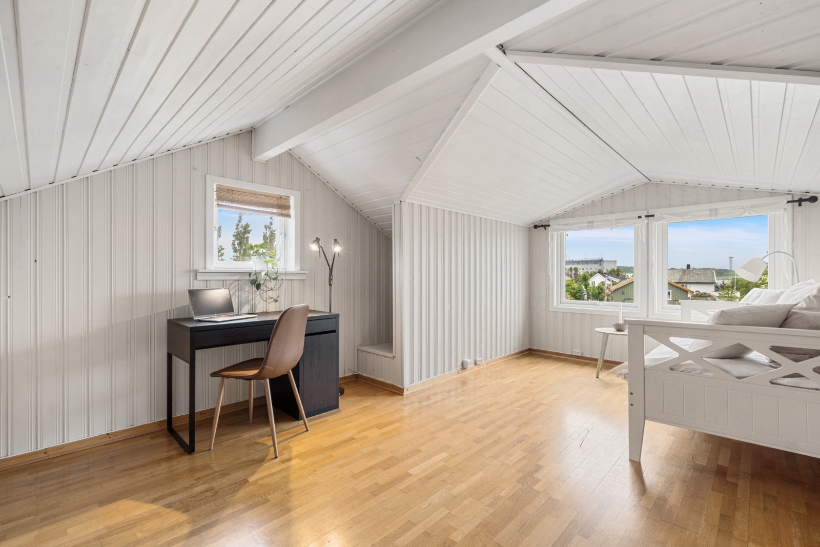 Flott loftstue med utsikt over nærområdet. Galleribilde