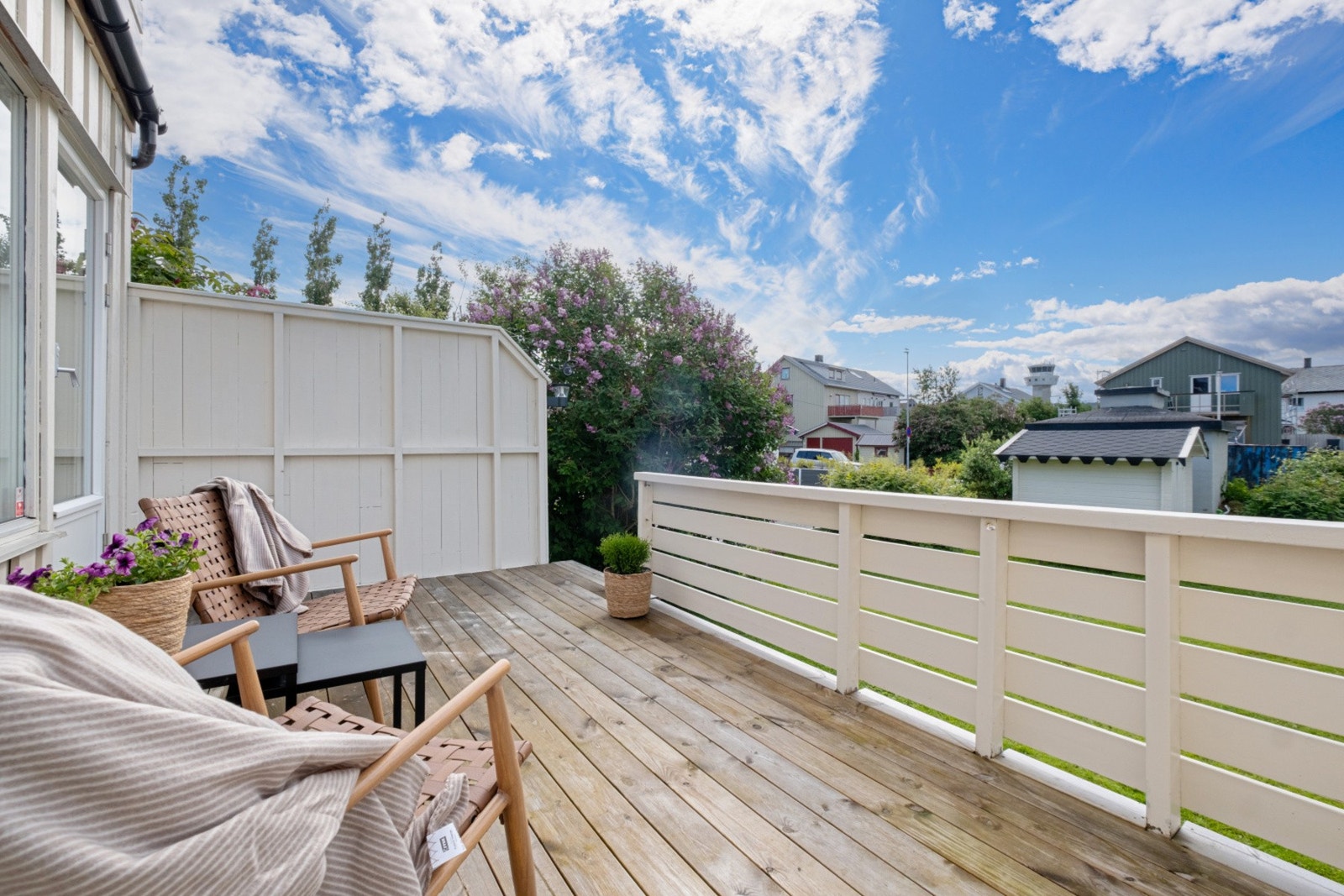 Flott, solirk terrasse med tilgang til hage. Galleribilde