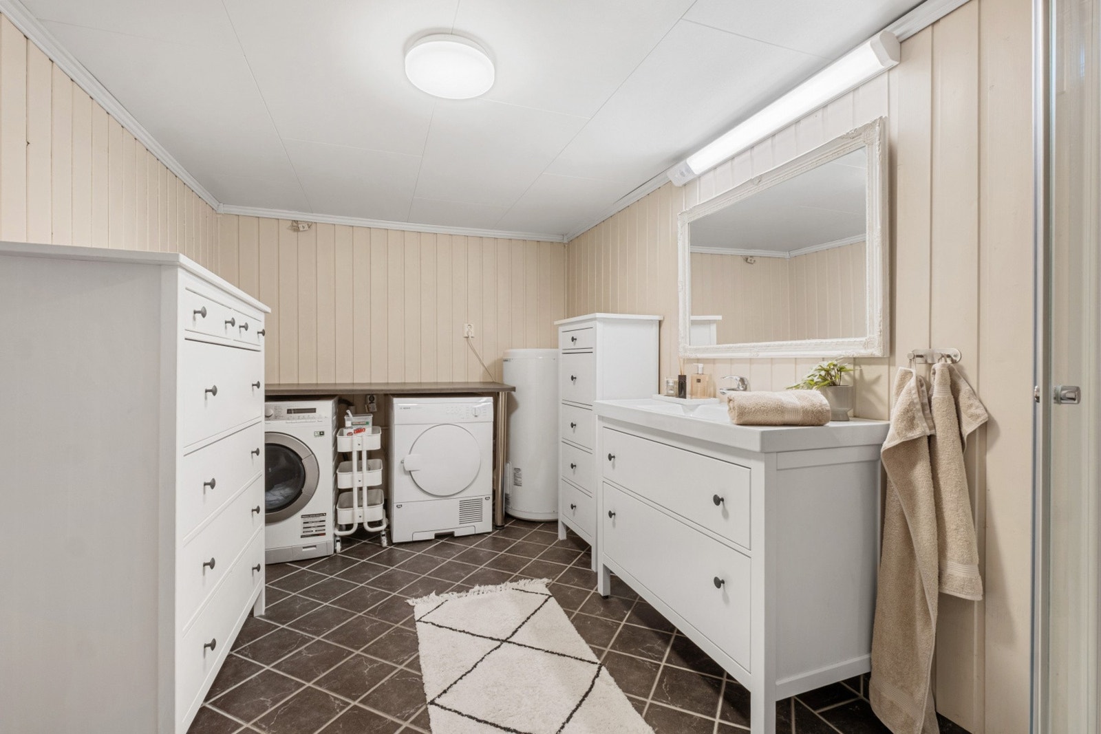 Romslig kombinert bad/vaskerom med god plass. Galleribilde