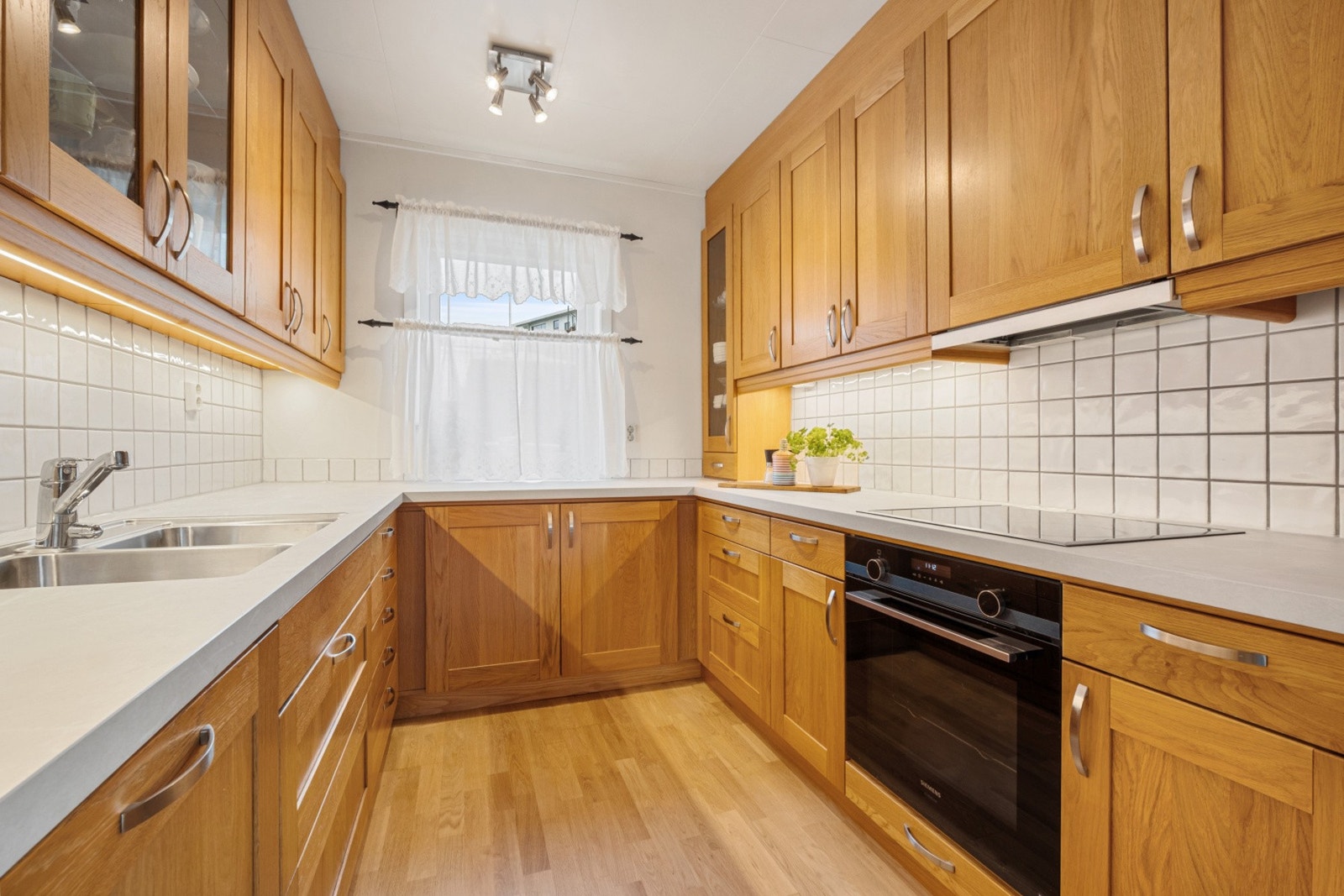 Integrert stekeovn, steketopp, oppvaskmasin og kjøleskap følger med. Galleribilde