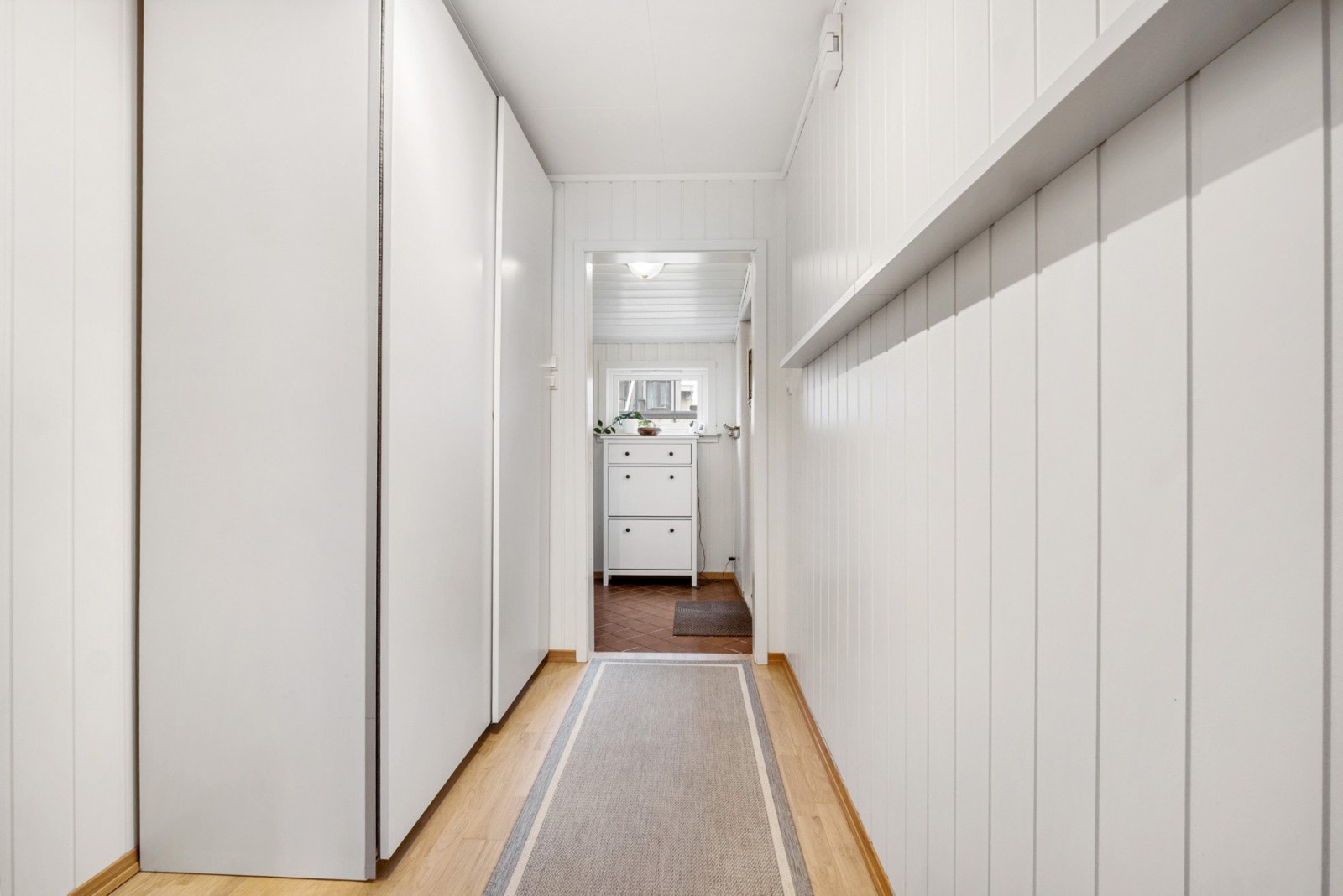 Gang 1.etasje med mye skapplass. Galleribilde