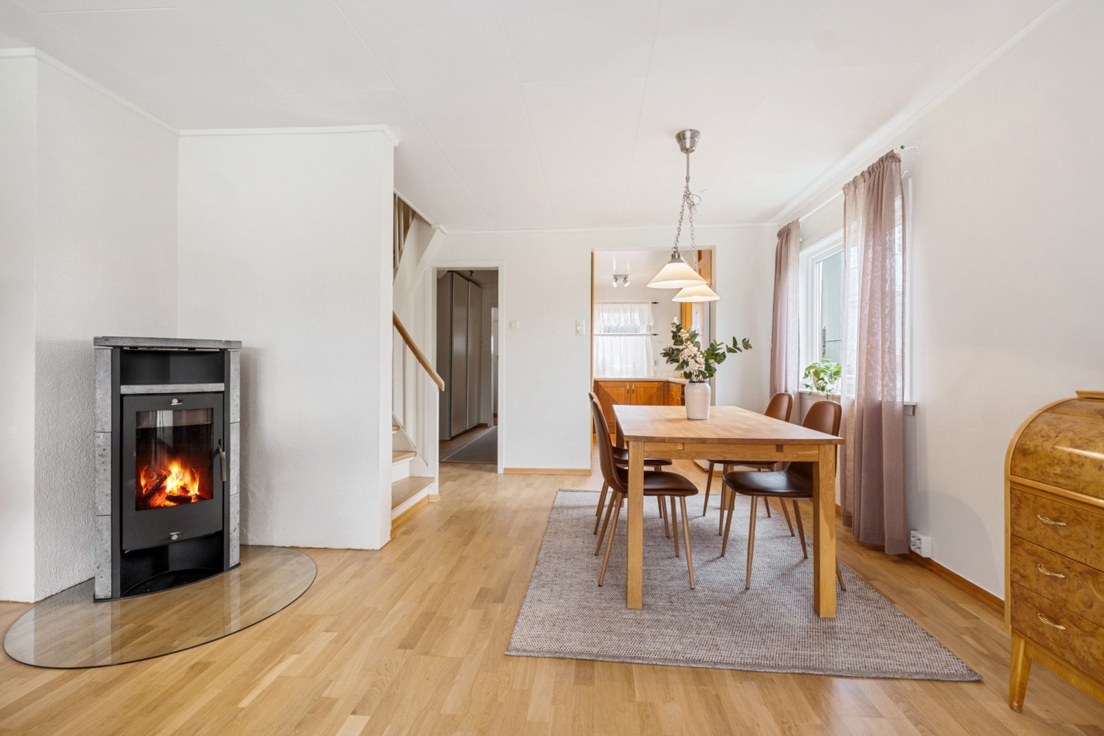 Det er god plass til spisebord i tilknytning til kjøkkenet. Galleribilde