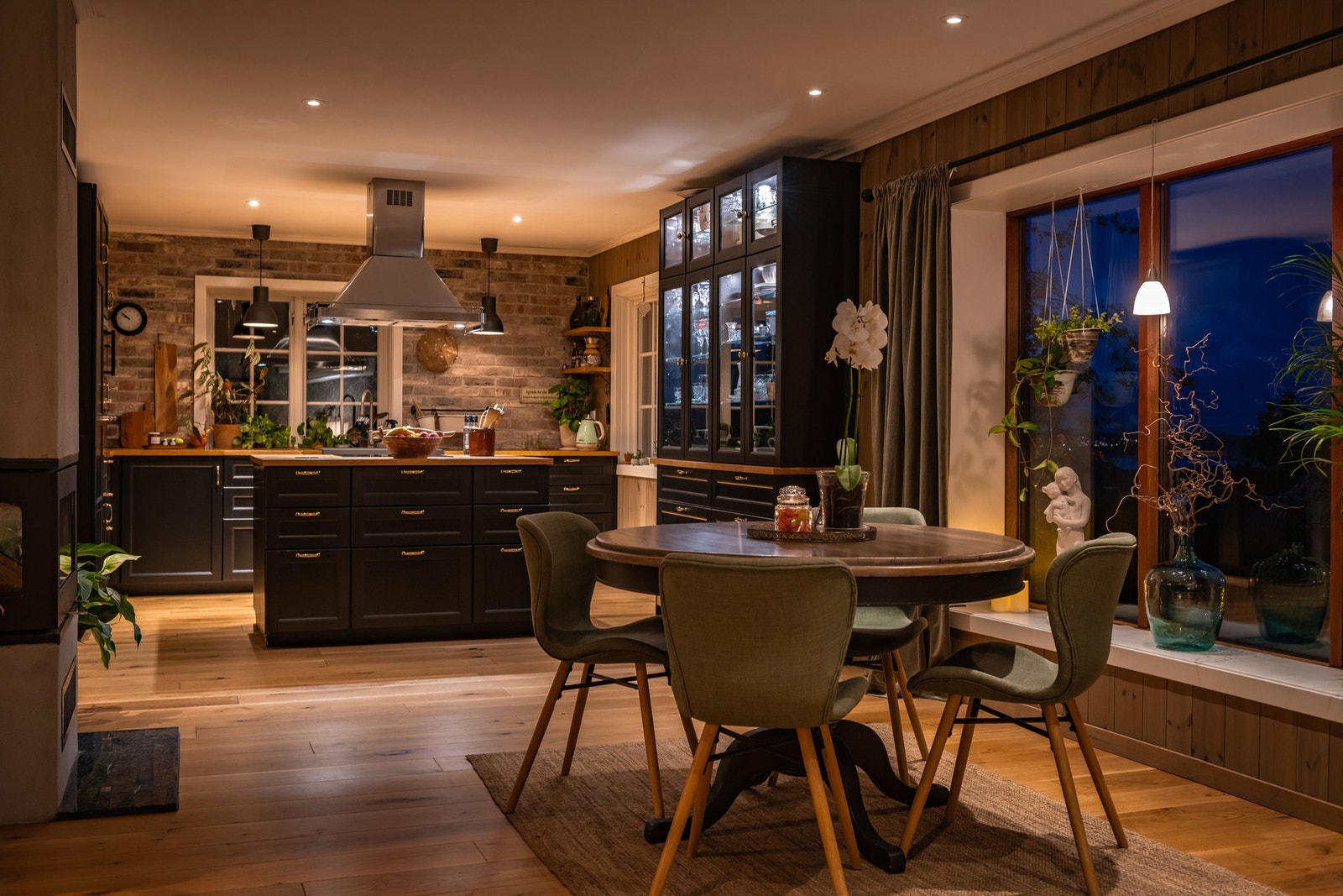 Kjøkkenet har rikelig med skap og benkeplass. Galleribilde