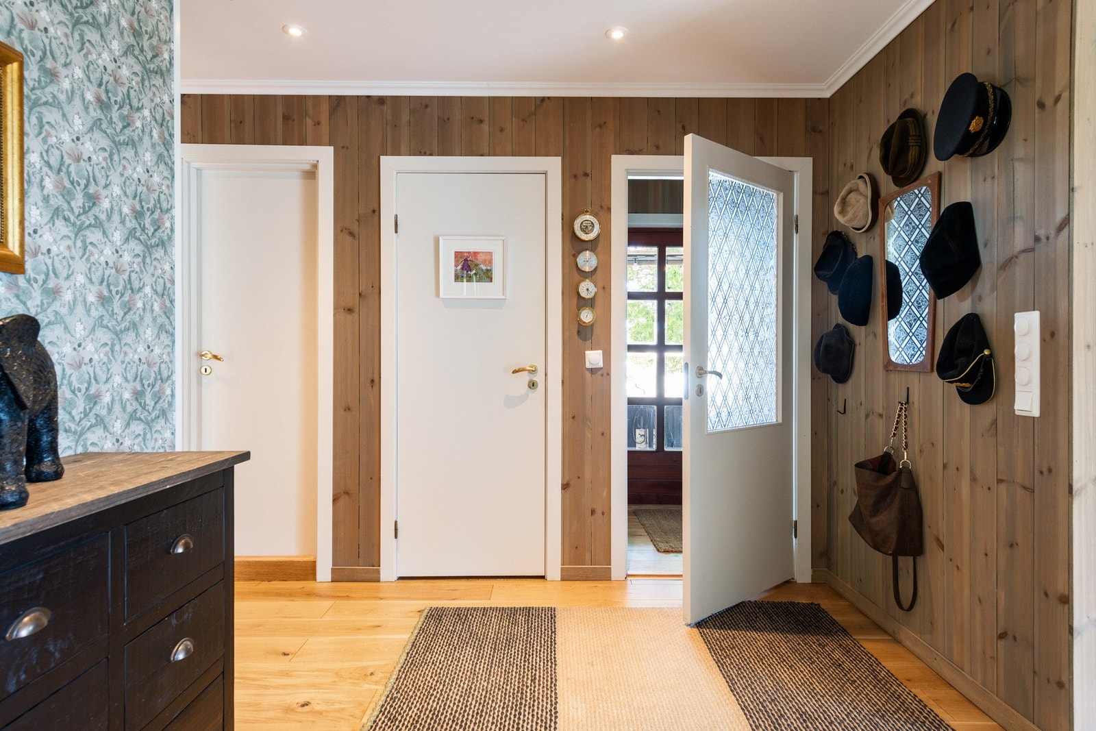 Boligen går over 1 plan pluss kjeller, og inneholder: Gang, stue, kjøkken, 2 soverom, soverom/kontor, toalett og bad. Galleribilde