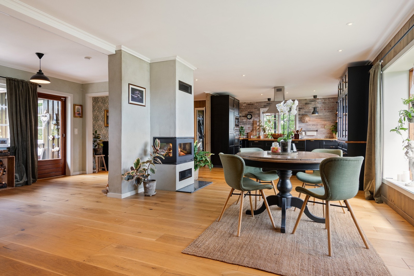 Kjøkkenet er i åpen løsning med stuen. Galleribilde