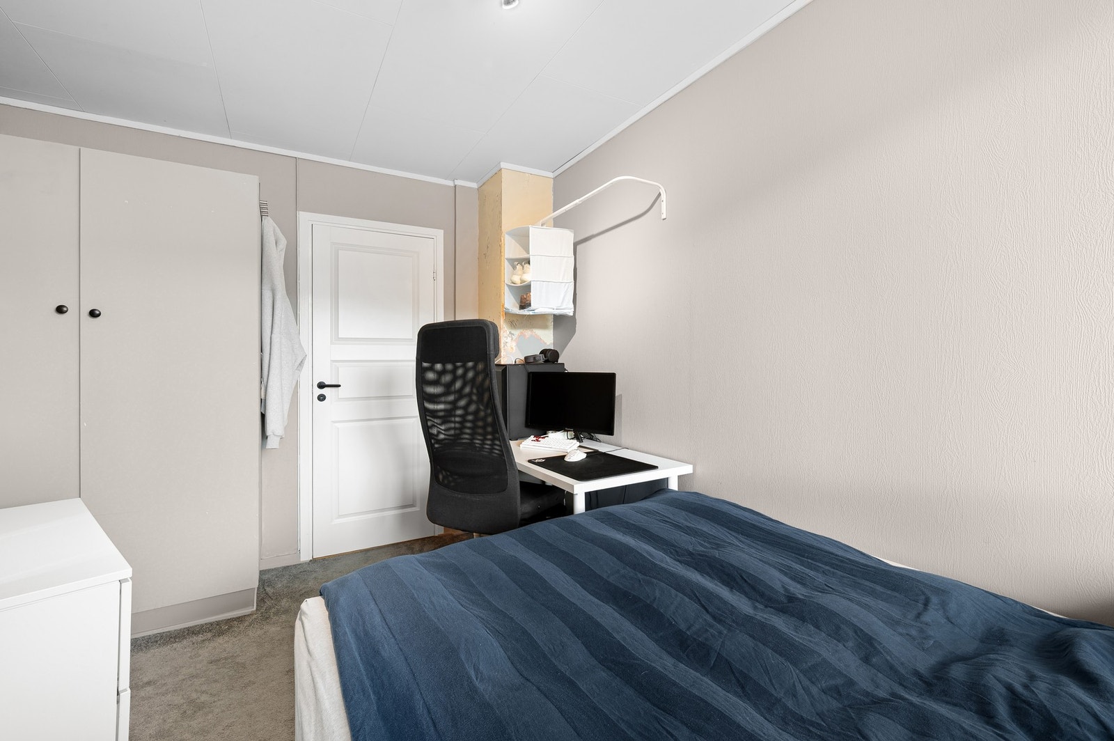 Soverommet er på 8,3 kvadratmeter og har god plass til stor seng og øvrig møblement. Galleribilde