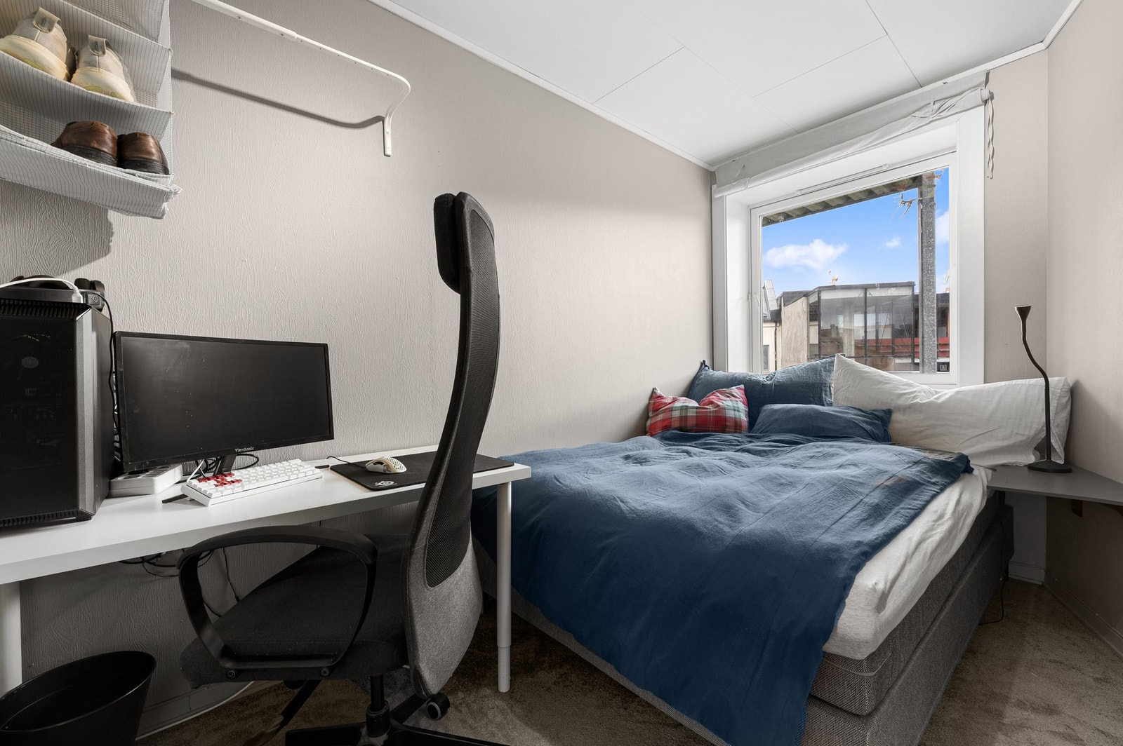 Soverom 2 har et stort vindu som gir godt med dagslys og en luftig atmosfære. Galleribilde